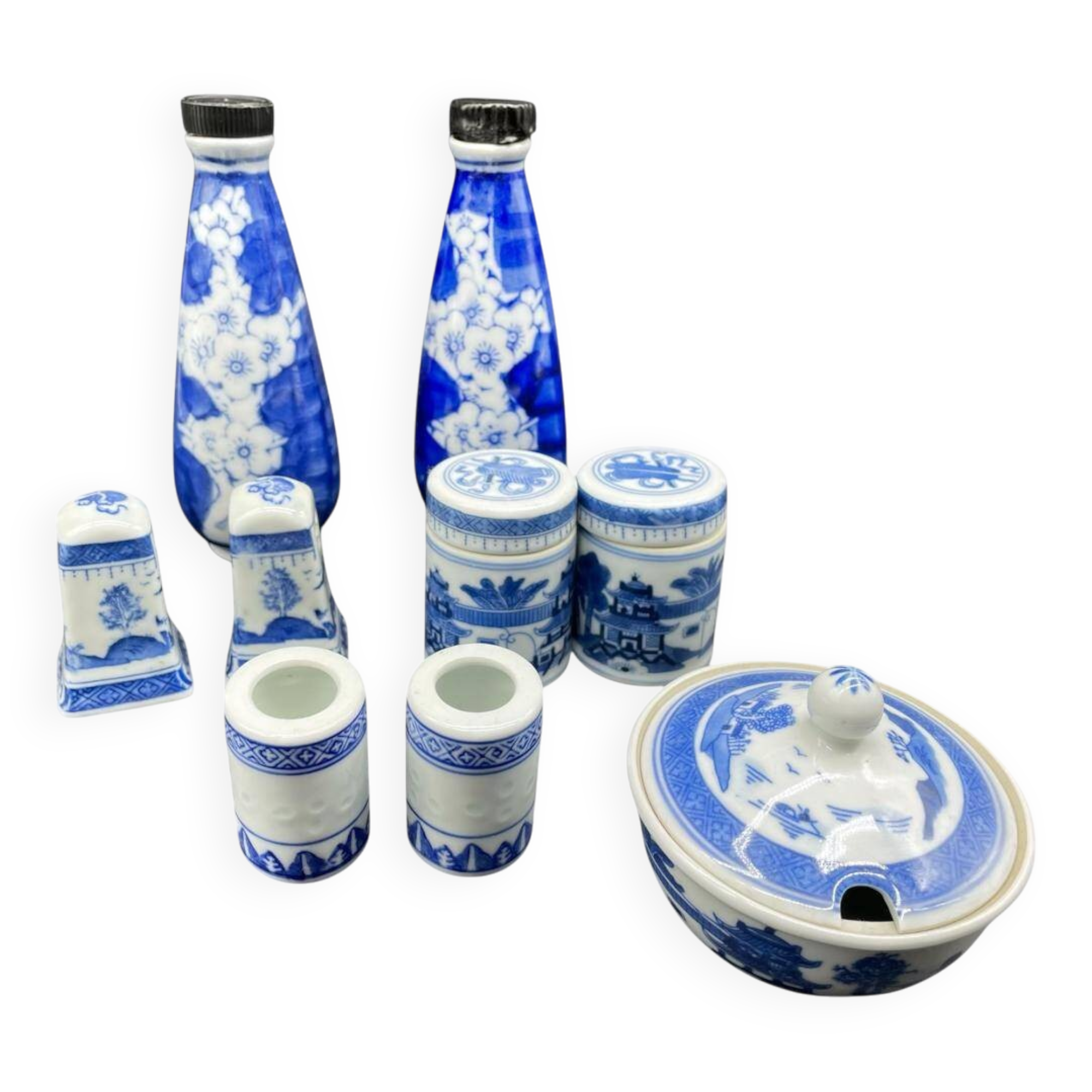 Elegant table set, Chinese porcelain, blue and white, condiments.