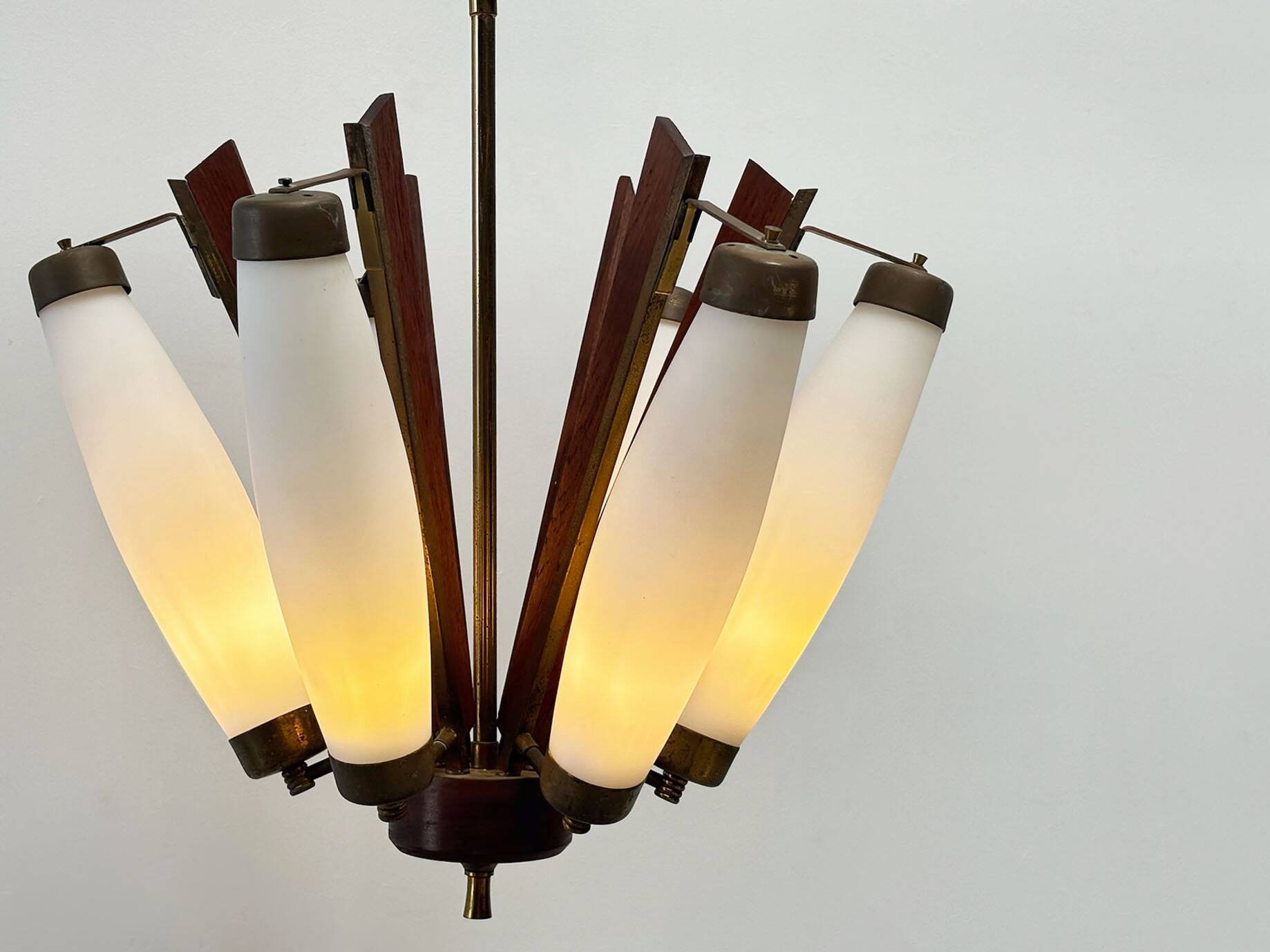 Lustre italien en teck et laiton