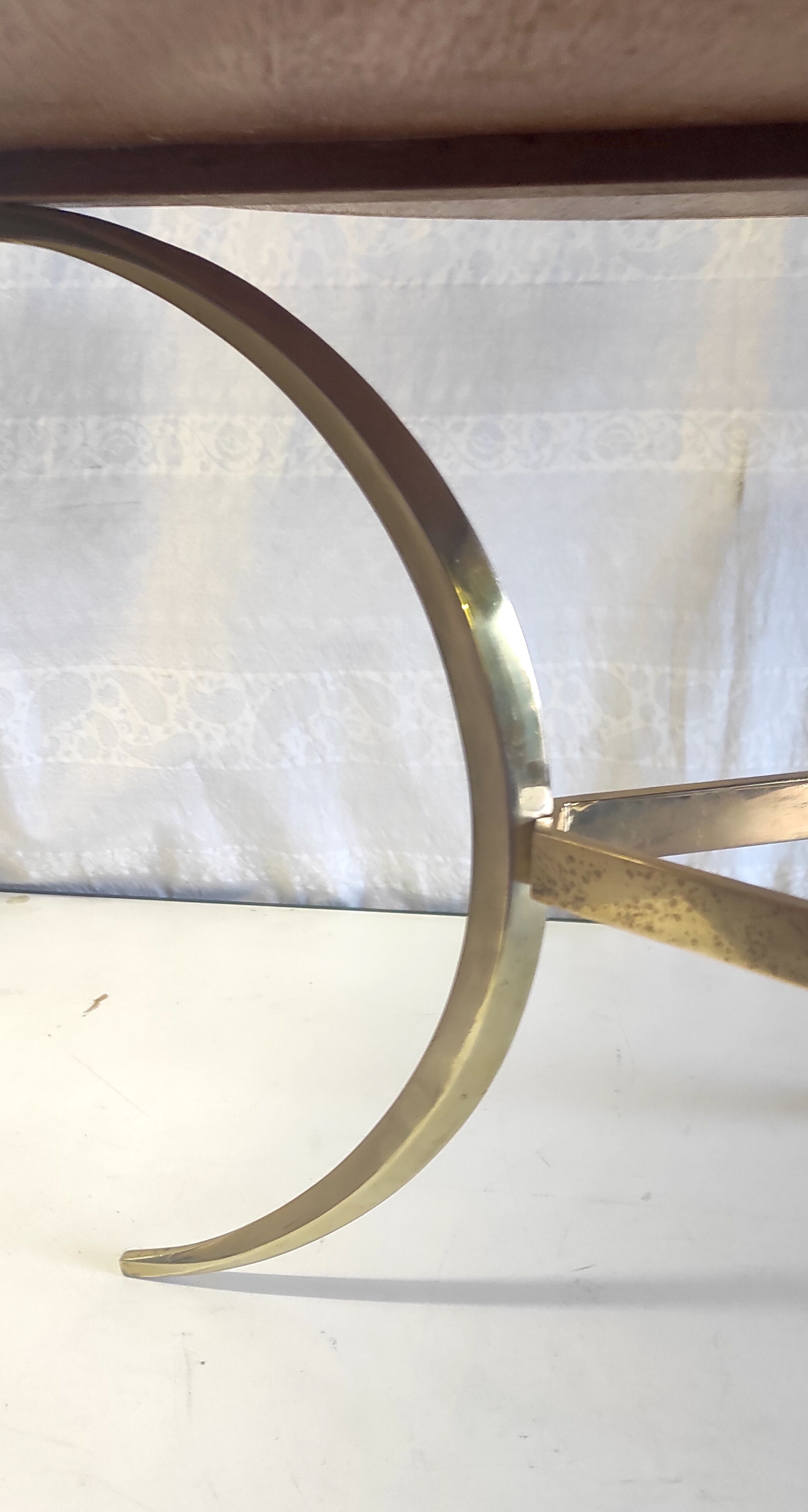 Tripod round coffee table in gilded brass and rosewood – 60s/70s