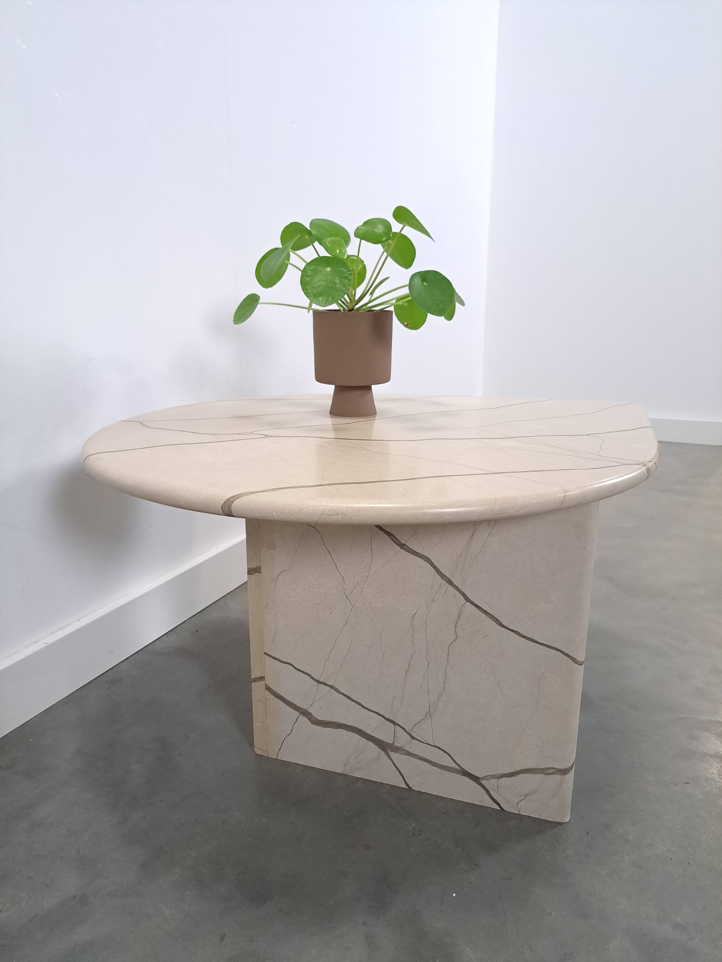 Marmeren druppelvormige tafel