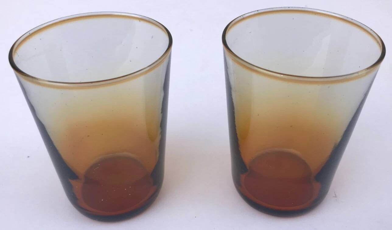 2 verres anciens  Verre ambre transparent