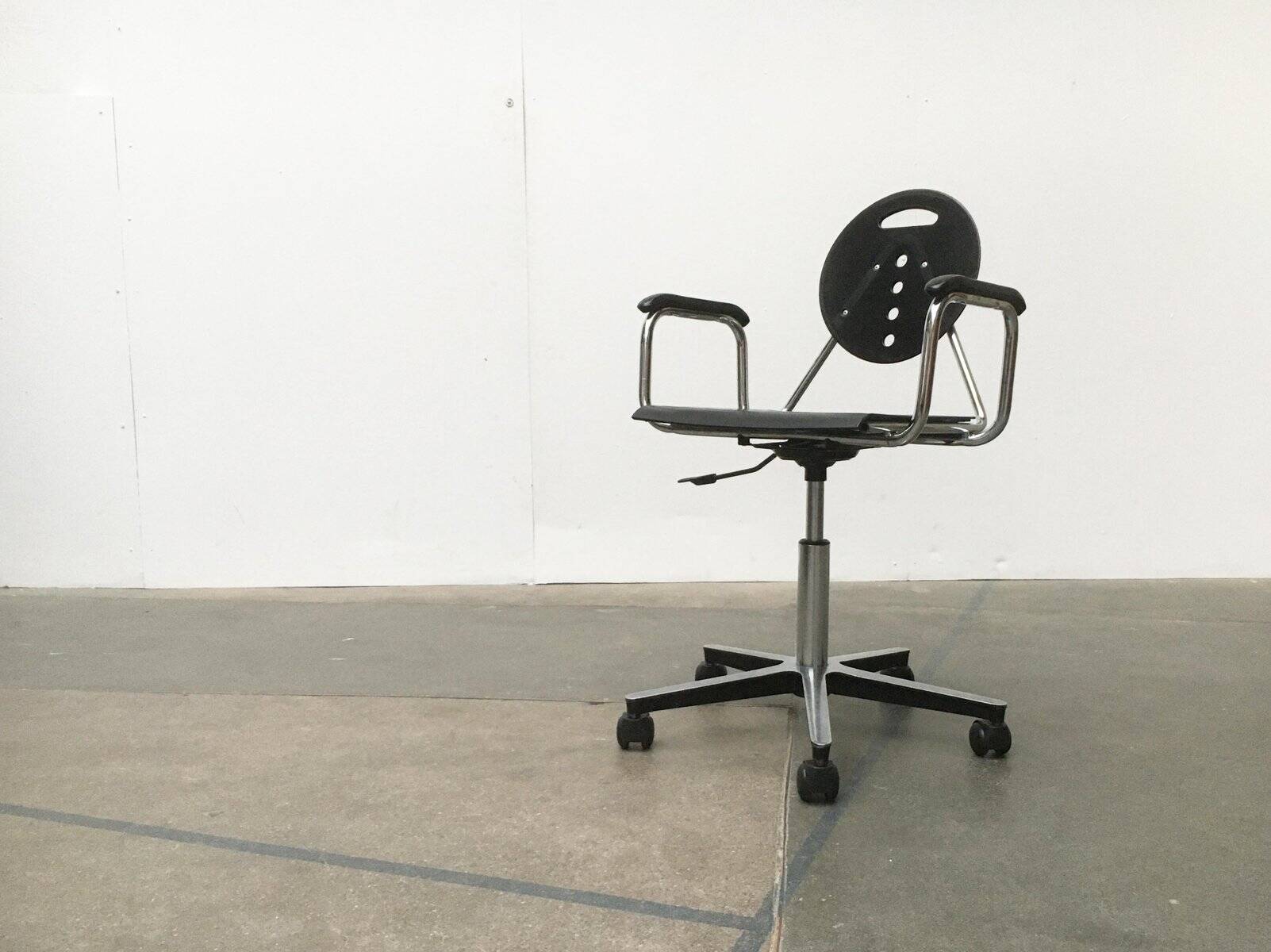 Postmodern Italian swivel chair Charlie by Carlo Bimbi & Nilo Gioacchini for Segis, 1980s.