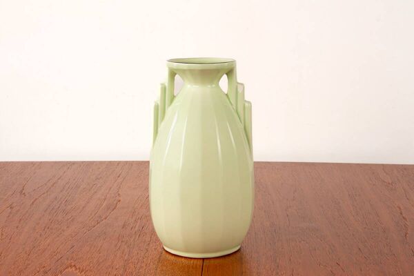 Vase Art-Déco en faïence fine de couleur vert pomme, Sarreguemines.