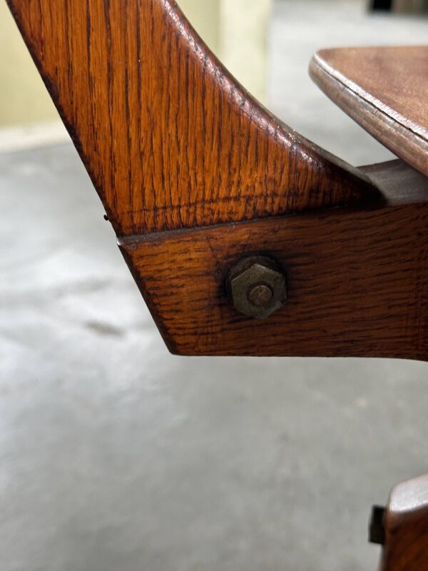 Chaise industrielle en bois des années 1920