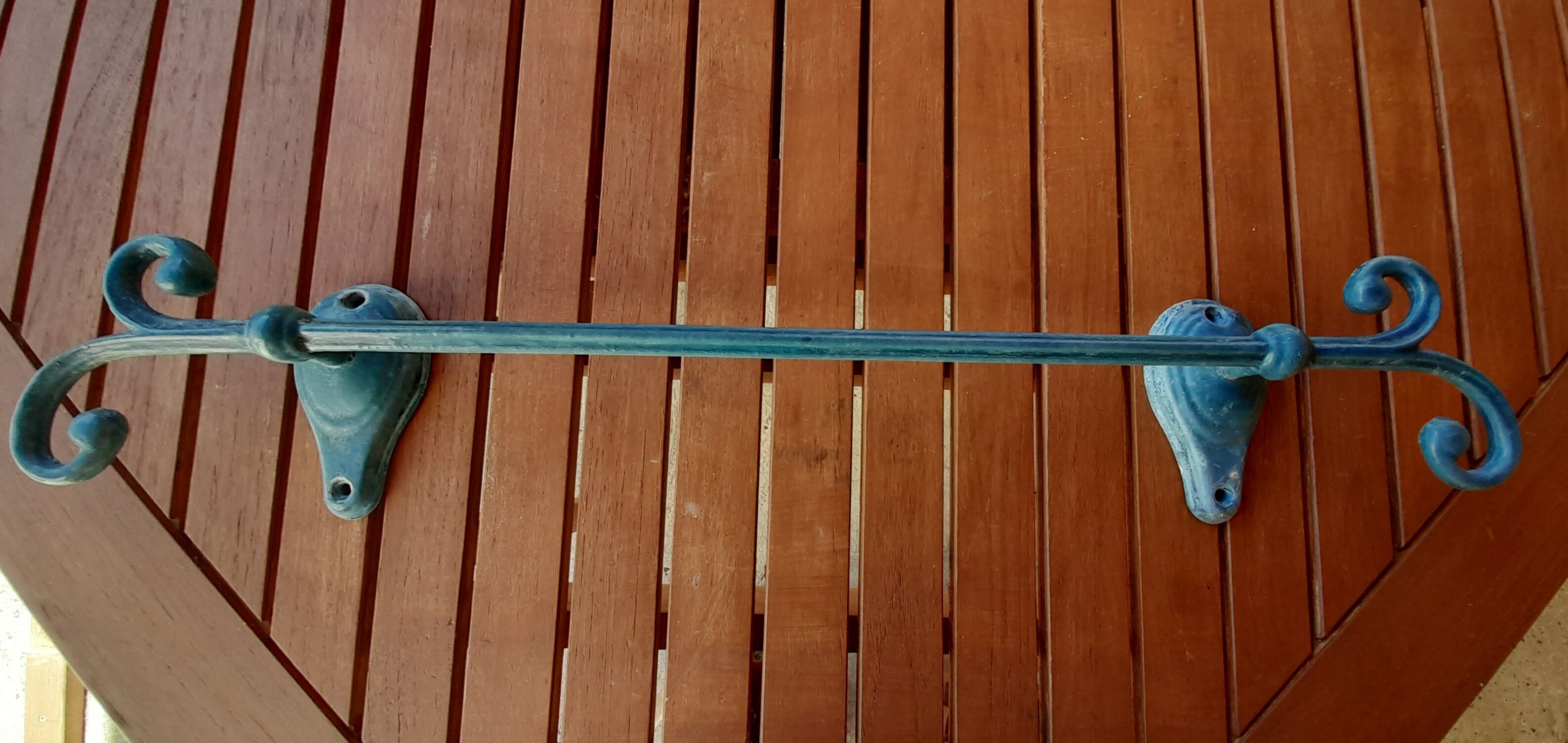 Wall-mounted towel rack