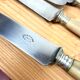Service de 12 couteaux de table manche en corne blonde
