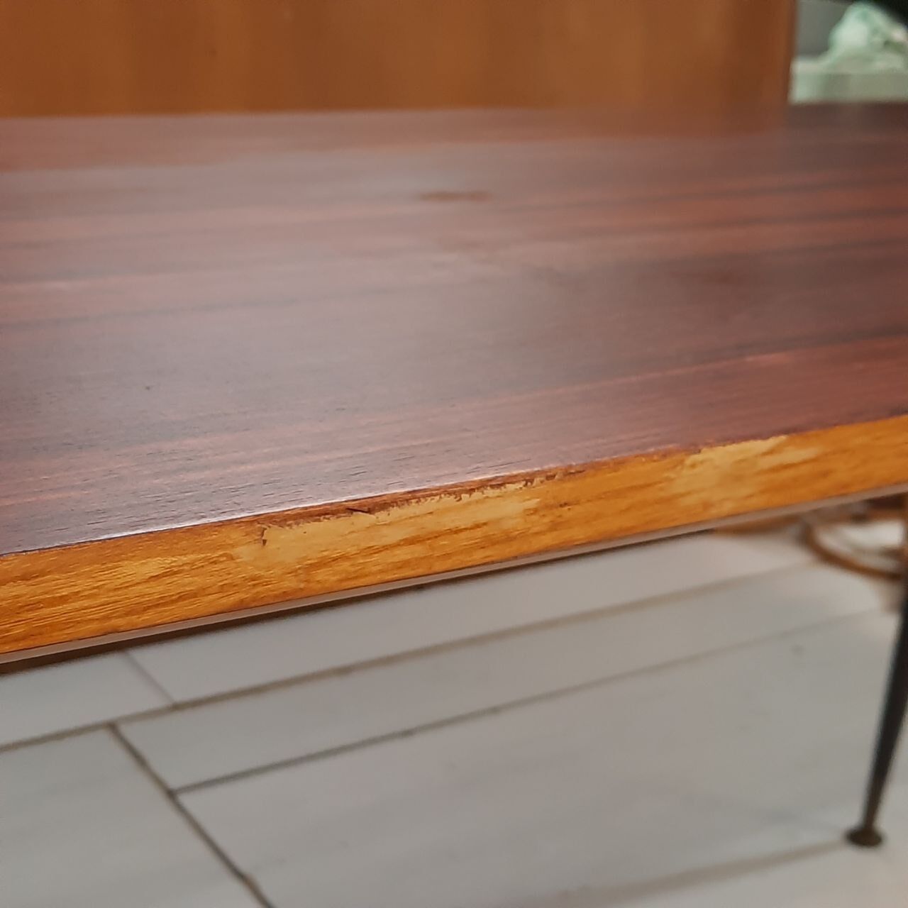 Dining table in teak wood and feet in painted metal.