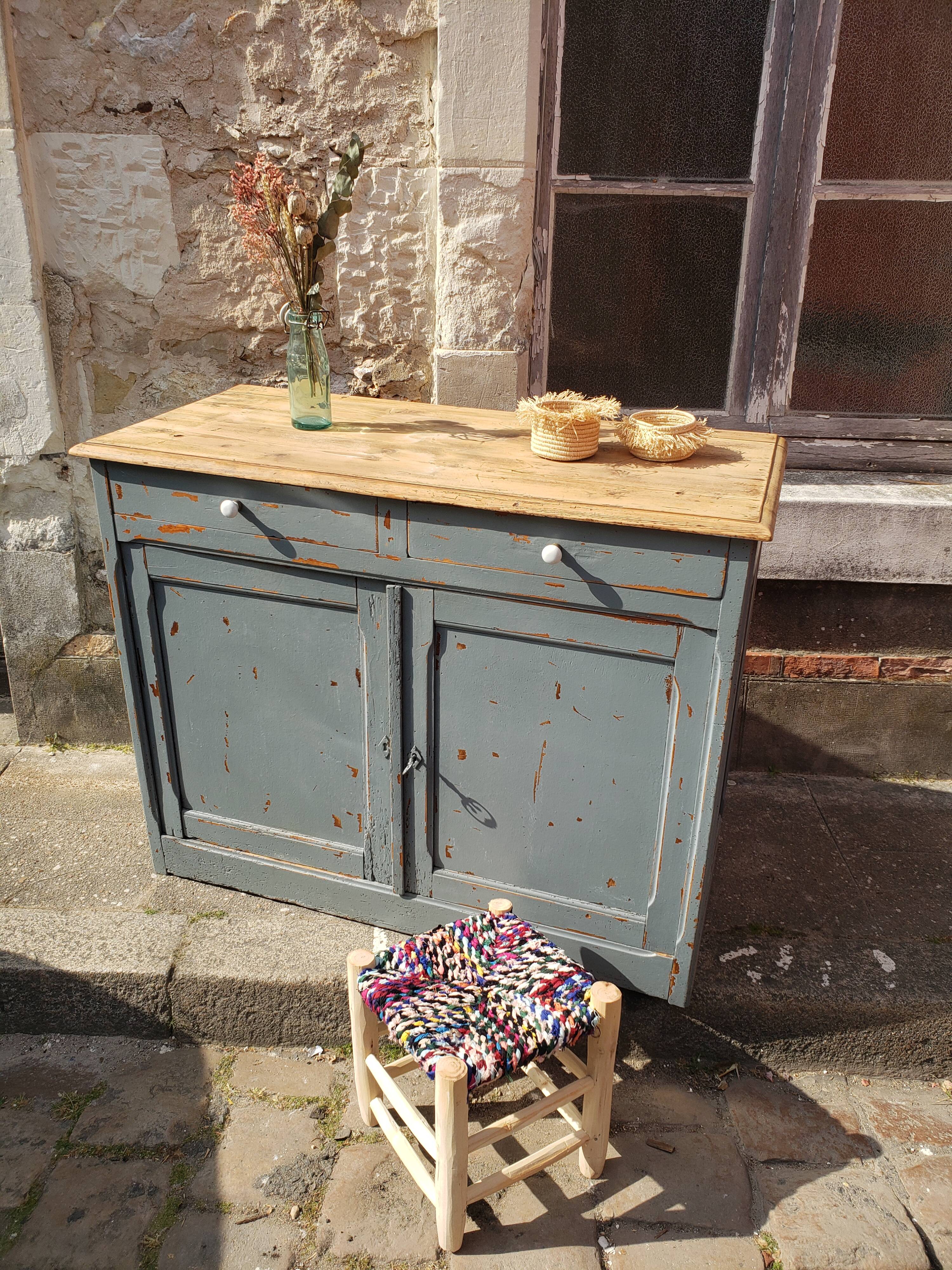 Slate and raw Parisian buffet