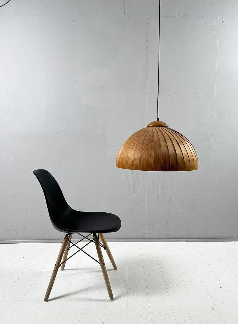 Hans Agne Jakobsson. Dans le style de. Plafonnier, bois de teck, Suède, années 1970.