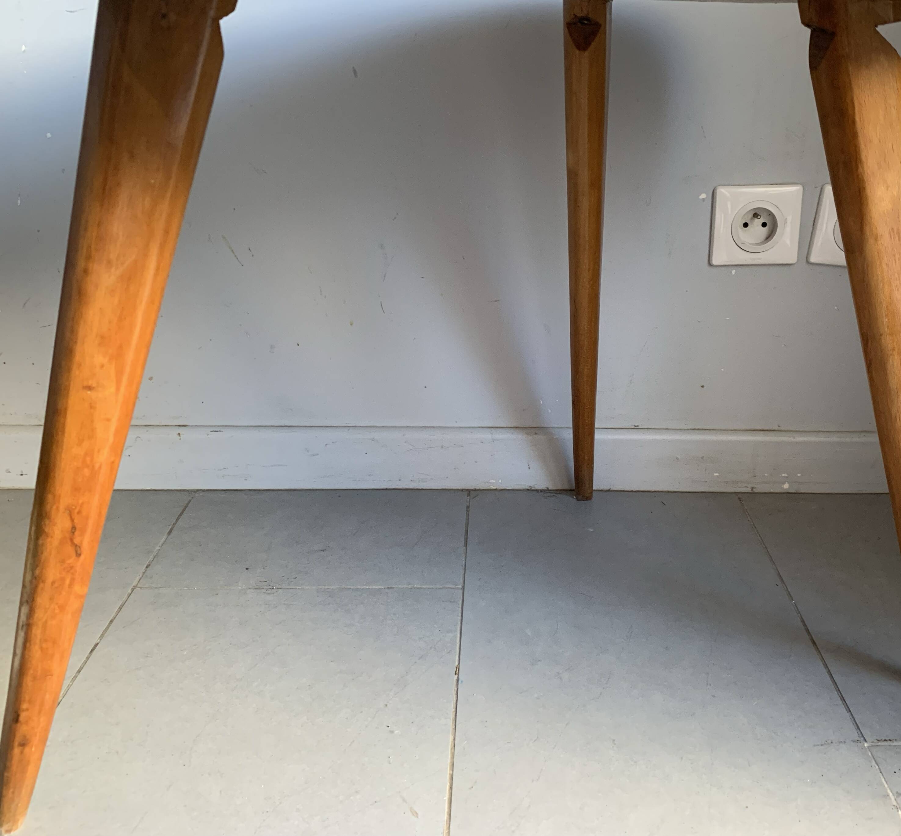 Table basse haricot tripode en chêne, années 50