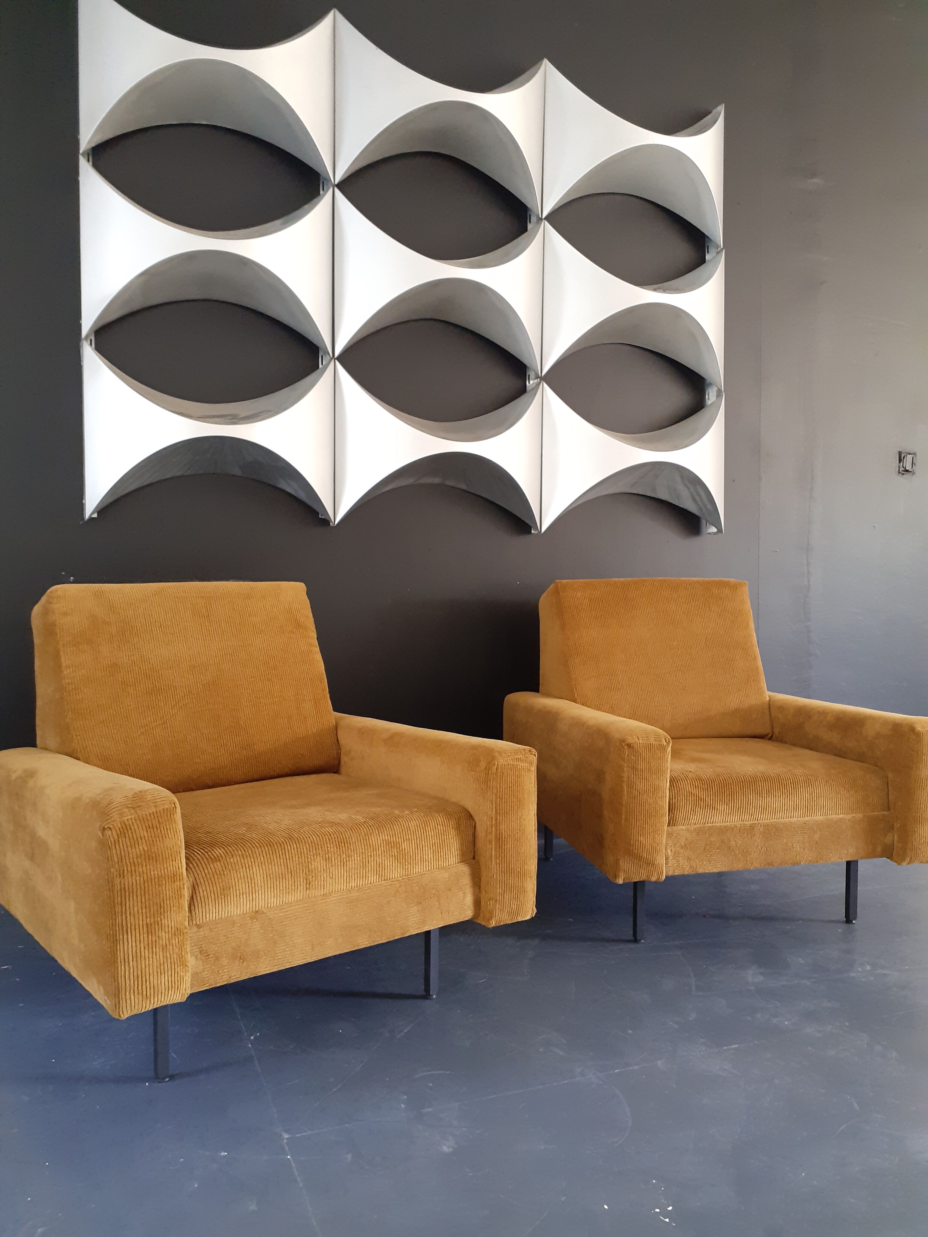 Paire de fauteuils année 50