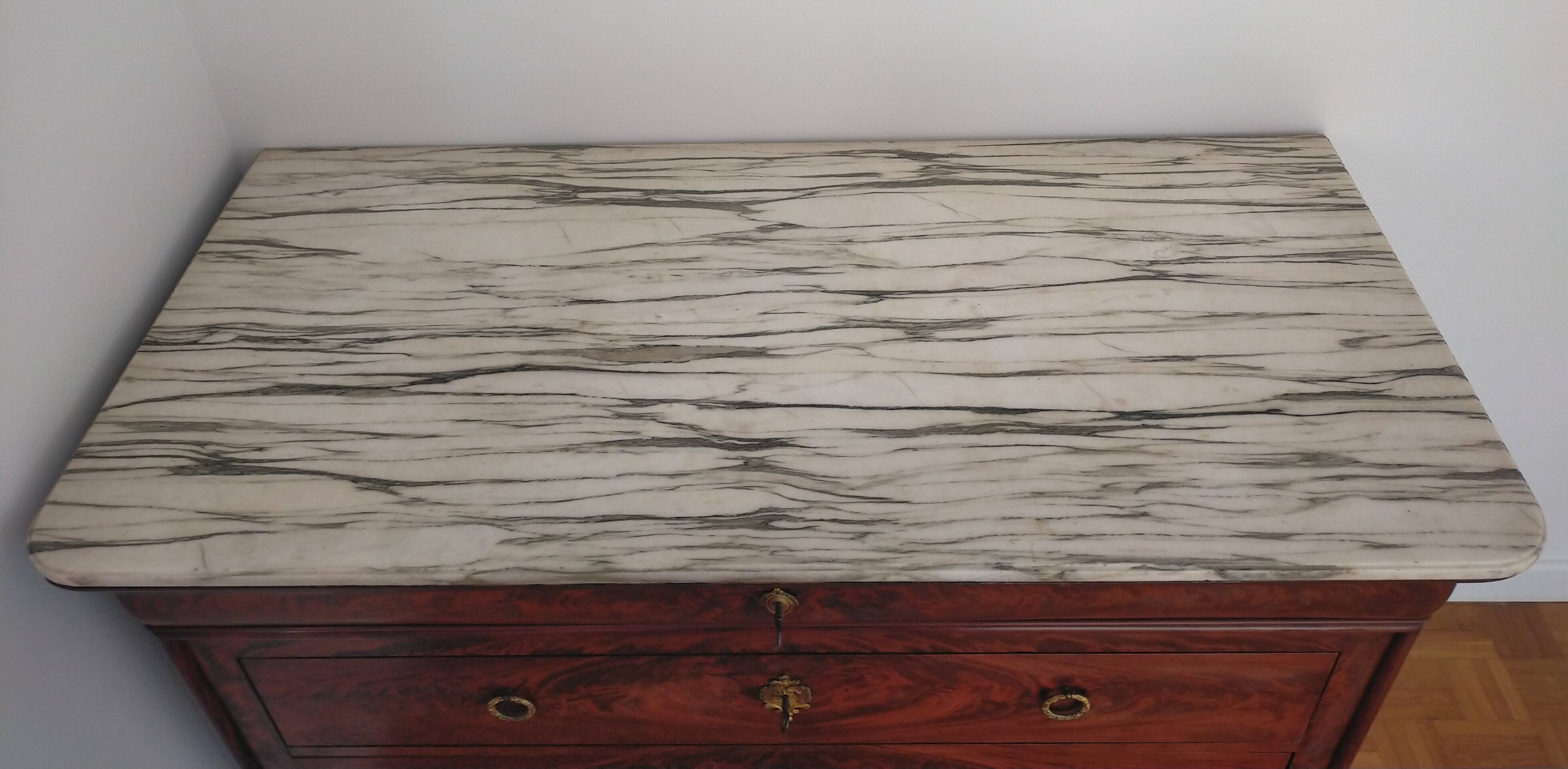 Commode Louis Philippe en acajou et plateau marbre