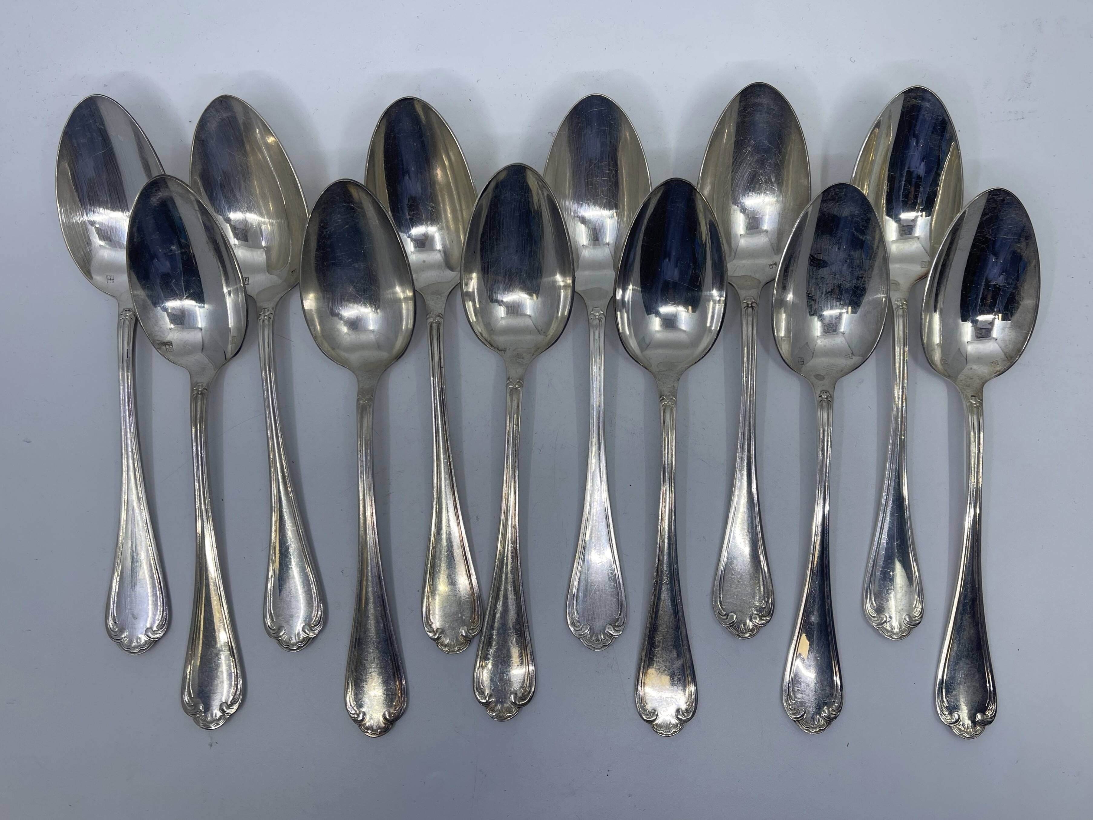 Lot de 12 cuillères à potage en métal argenté bas motif Louis XV