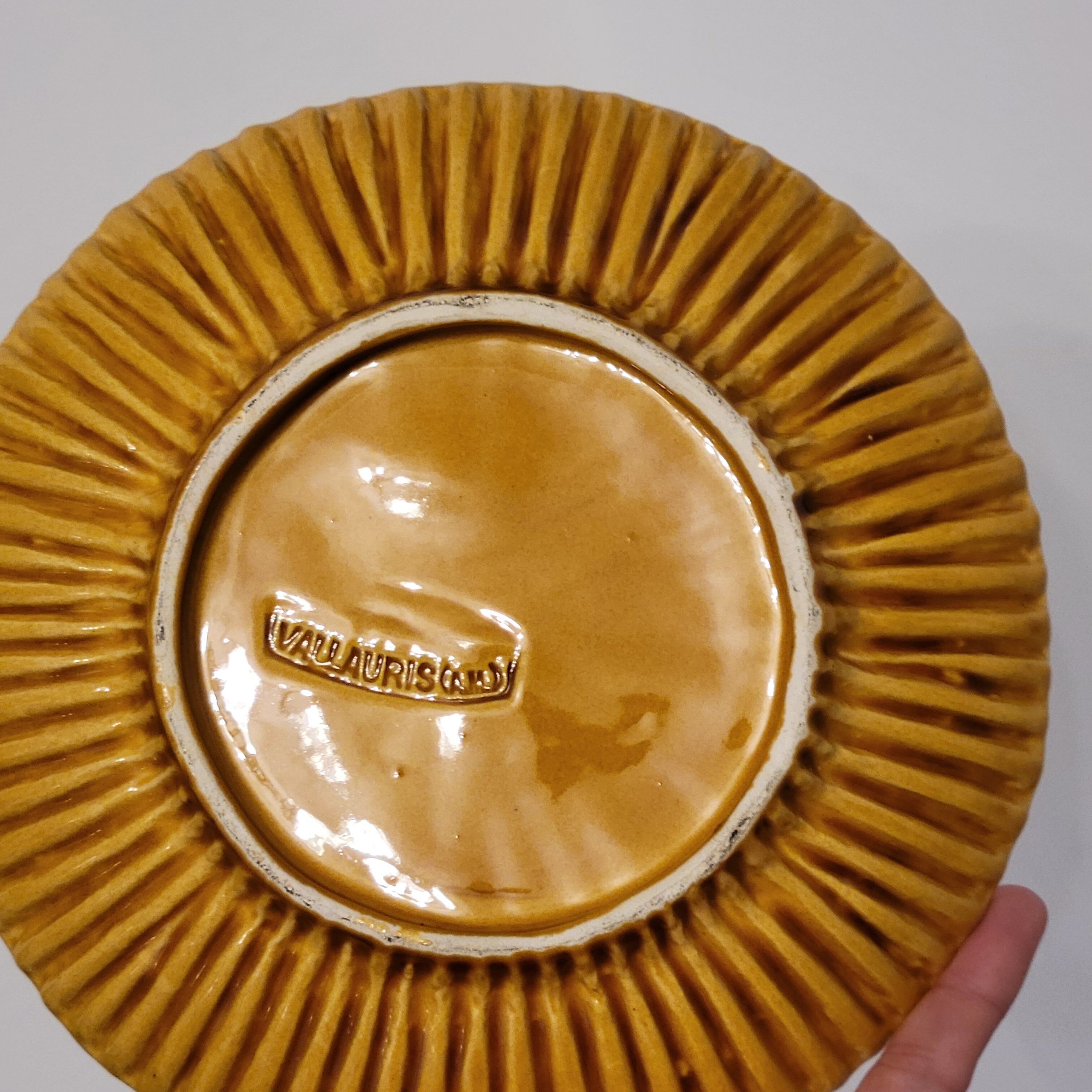 Assiette en barbotine Vallauris A.M. décor palmier