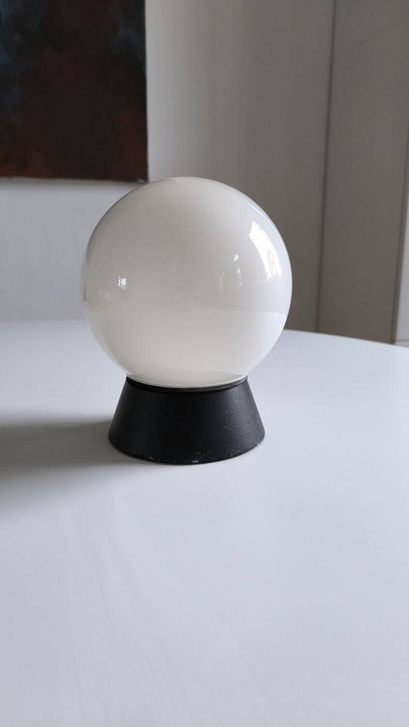 Applique boule en opaline blanche 1970