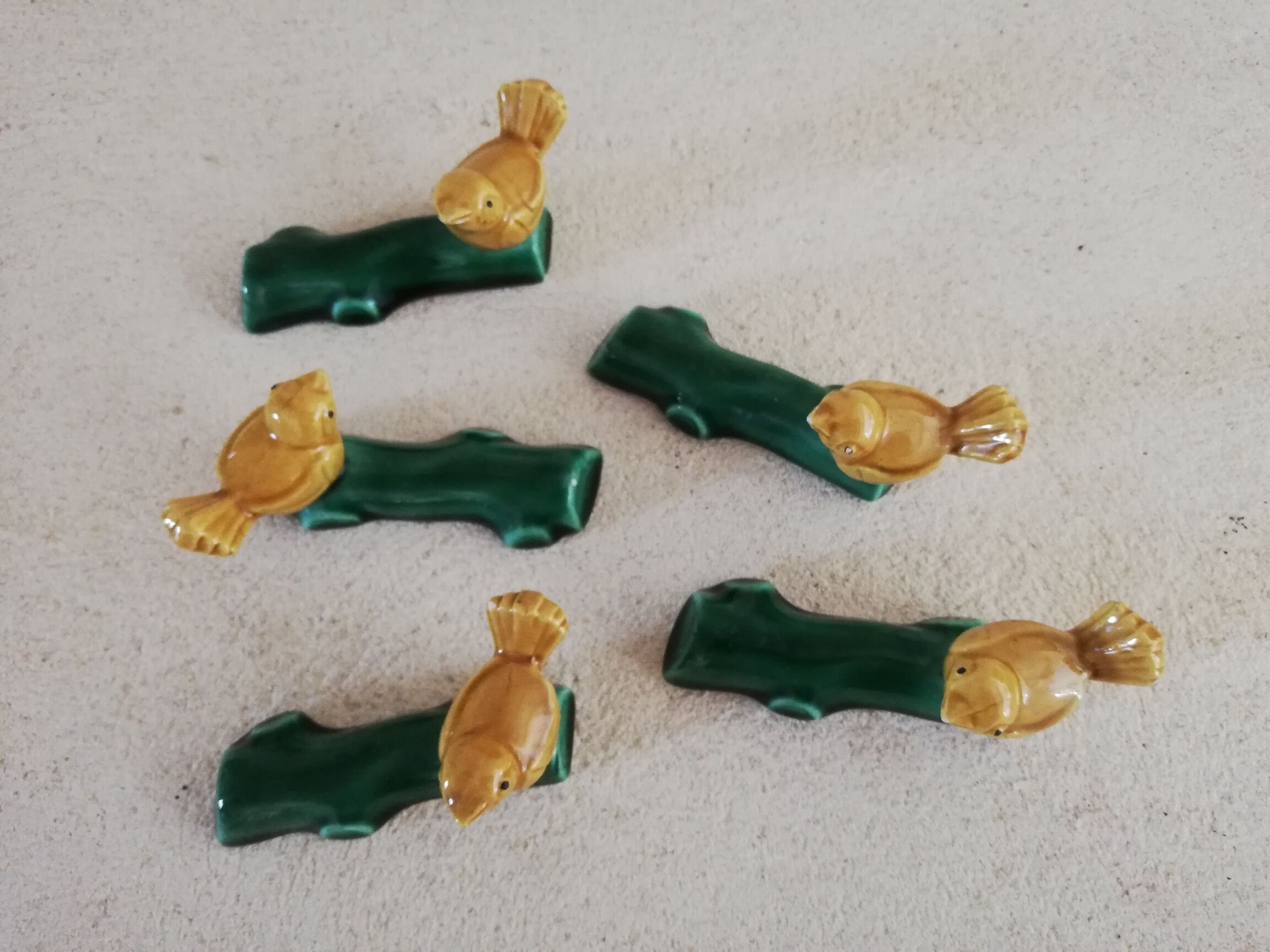 Lot de 5 porte-couteaux en barbotine oiseaux