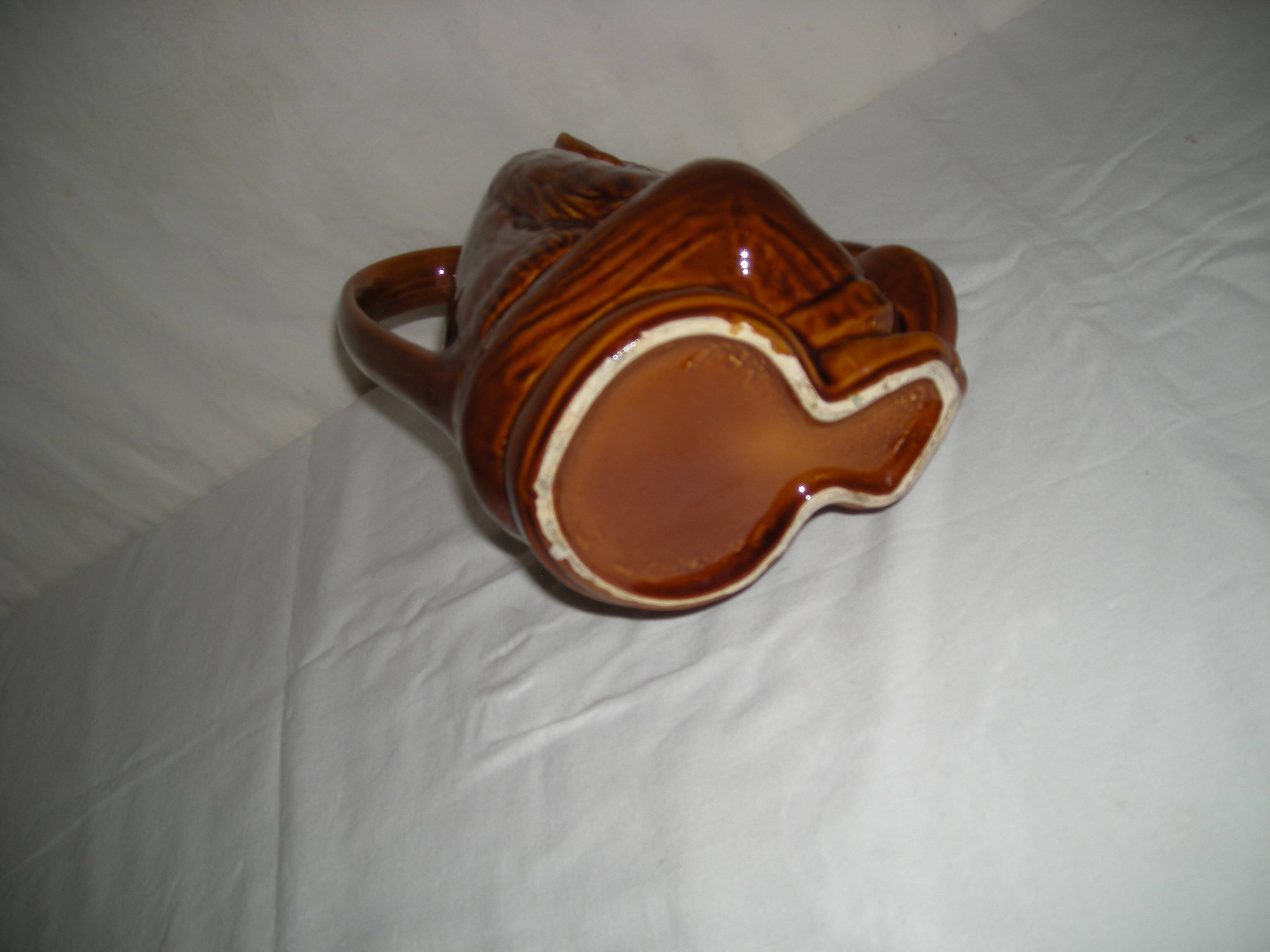 Chimpanzee pitcher; Monkey guitarist musician of the 60s