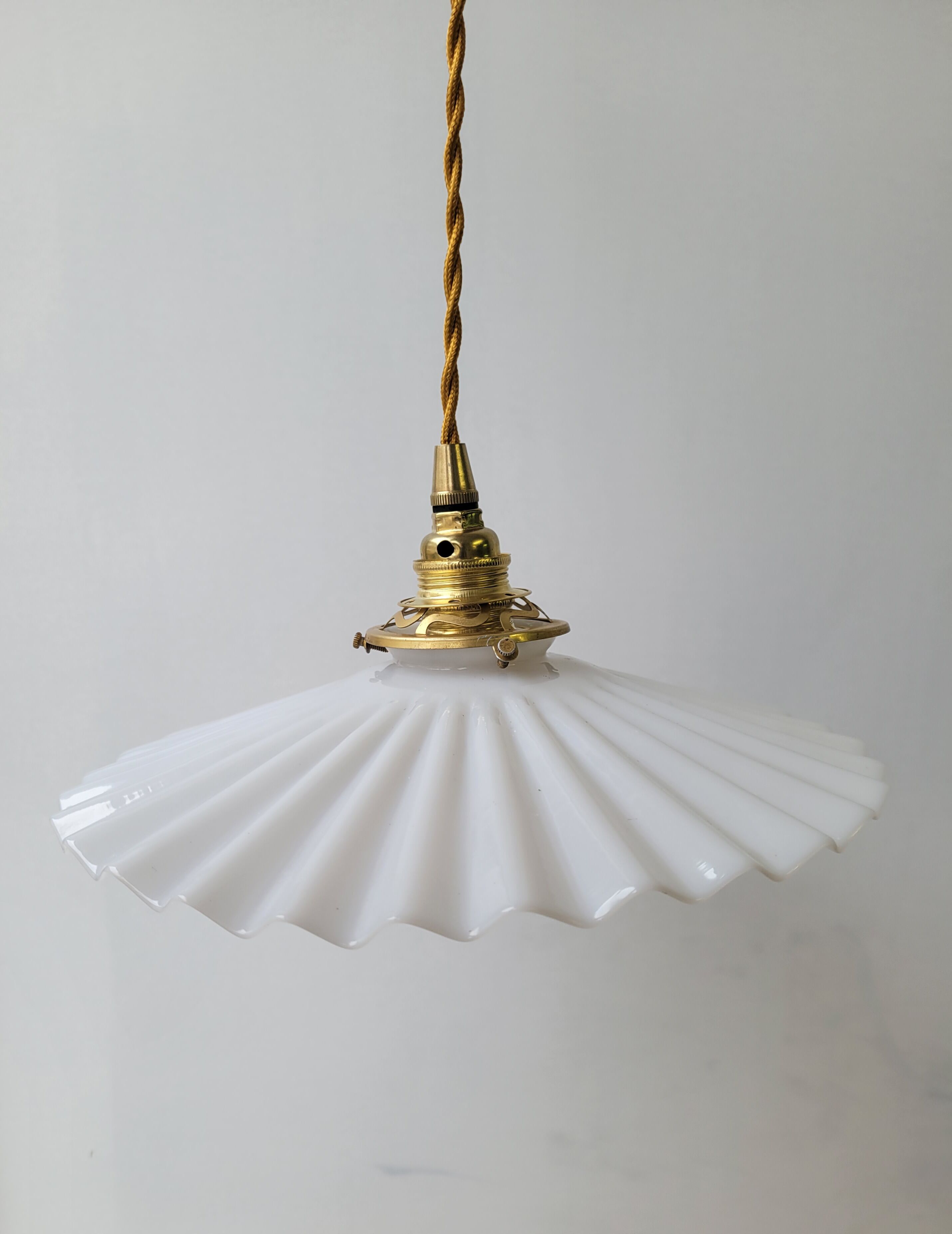 Suspension in white pleated opaline