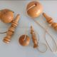 Suite de trois anciens bilboquets en bois clair
