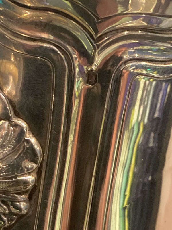 Grande cafetière en argent.
