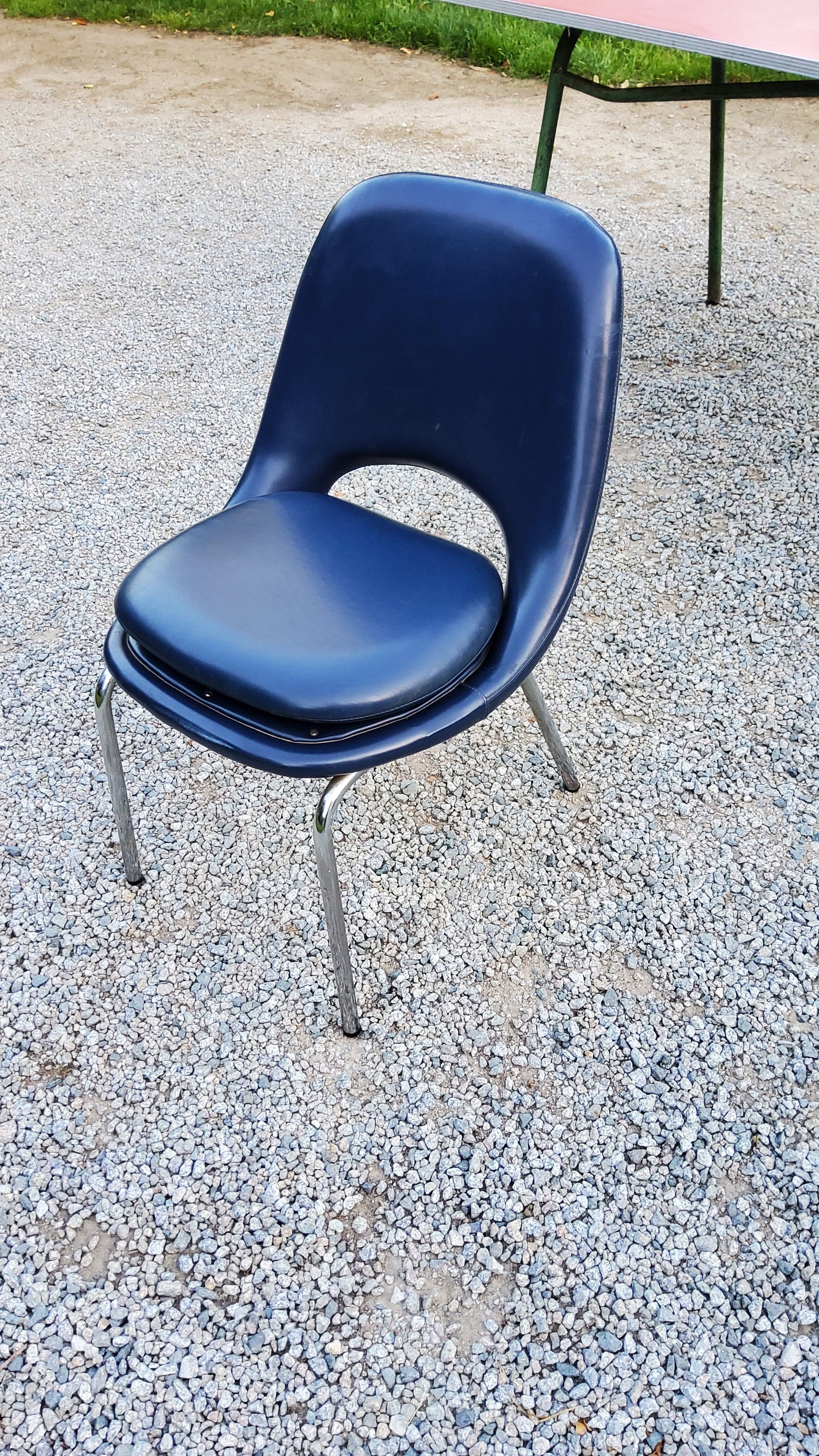Chaise des années 70 Henry Colomer tubes chromés et skaï bleu marine