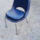 Chaise des années 70 Henry Colomer tubes chromés et skaï bleu marine