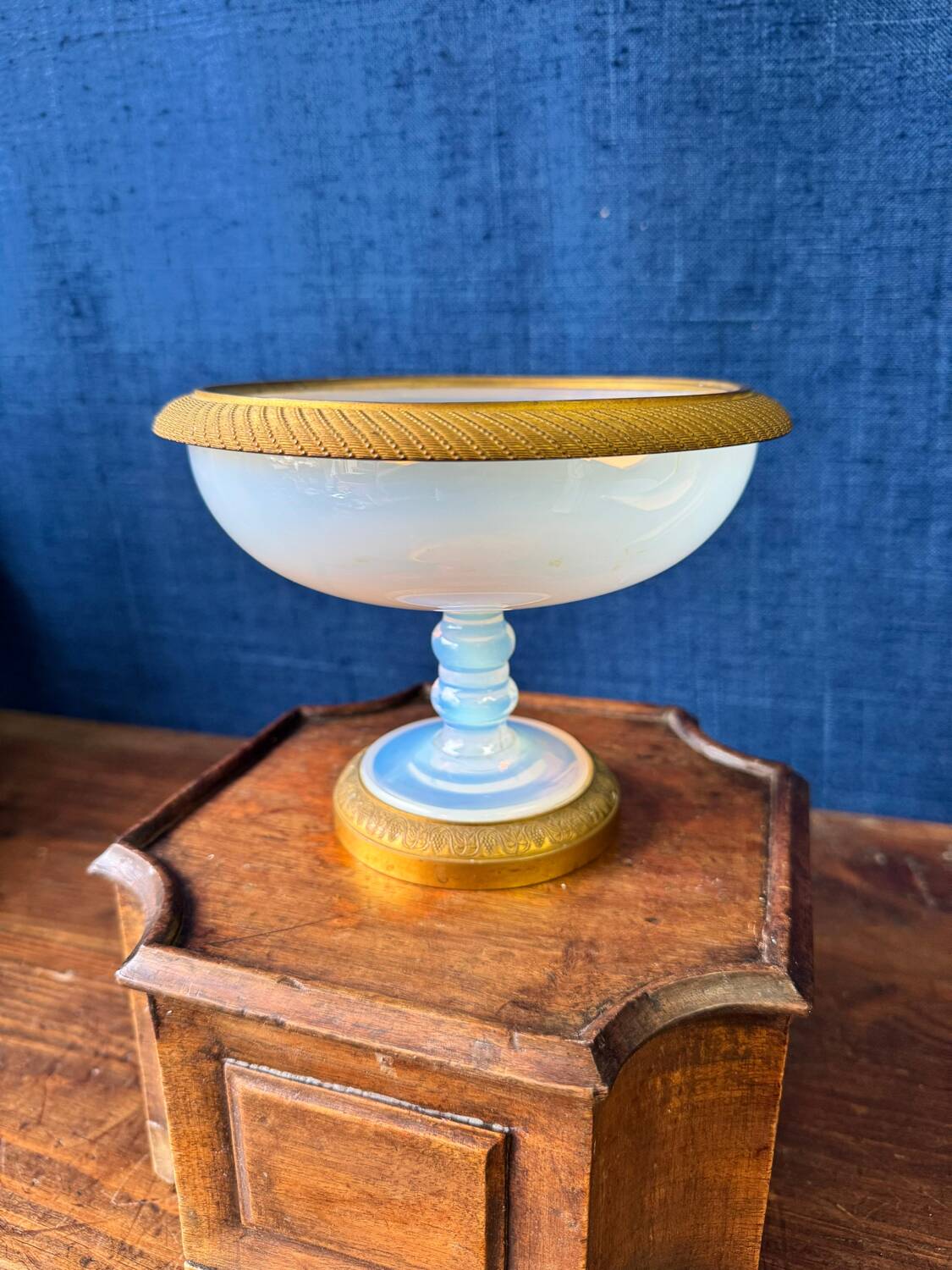 Coupe en opaline sur pied, époque Charles X