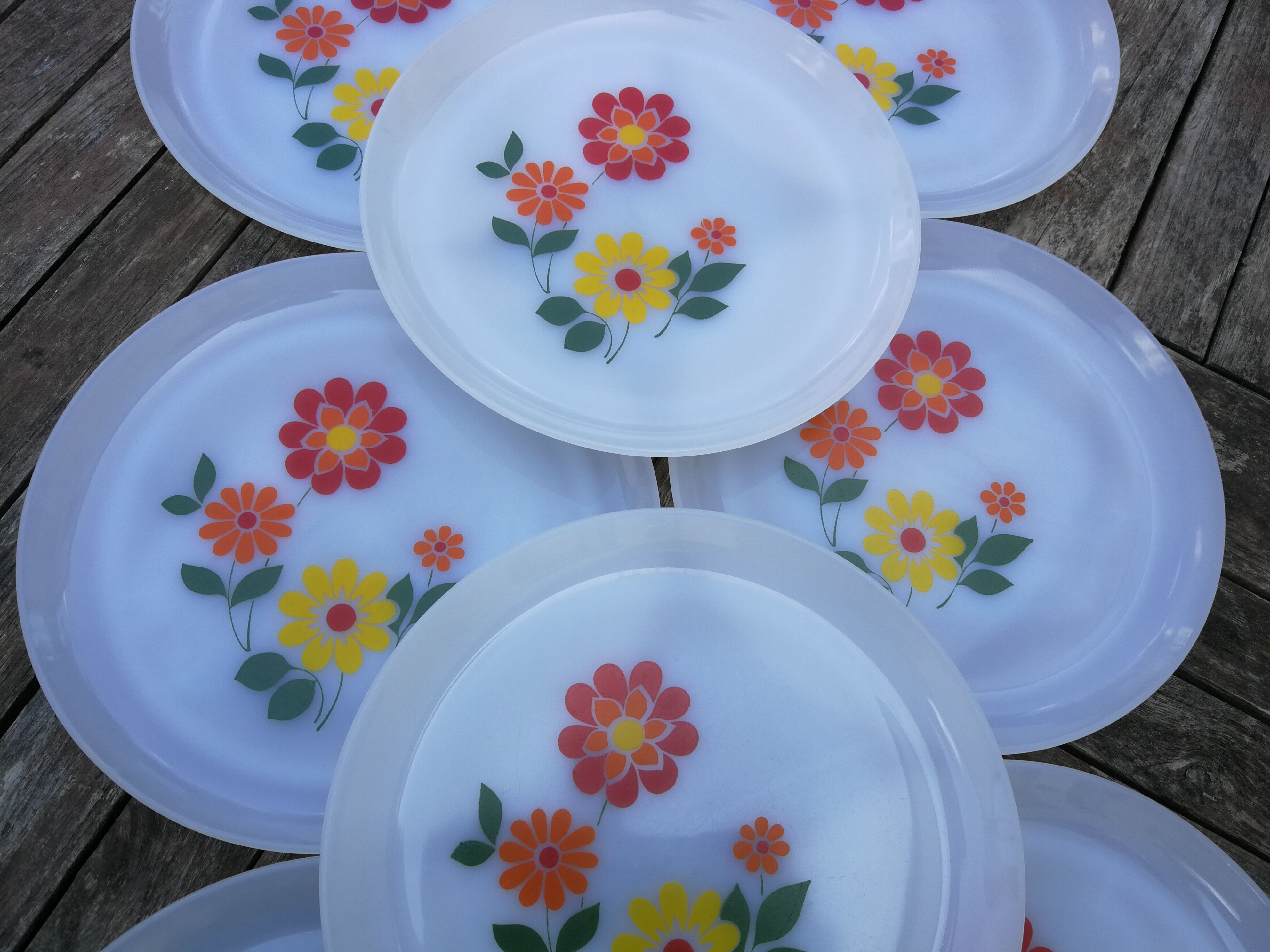 Set of 8 flat plates Arcopal with flowers