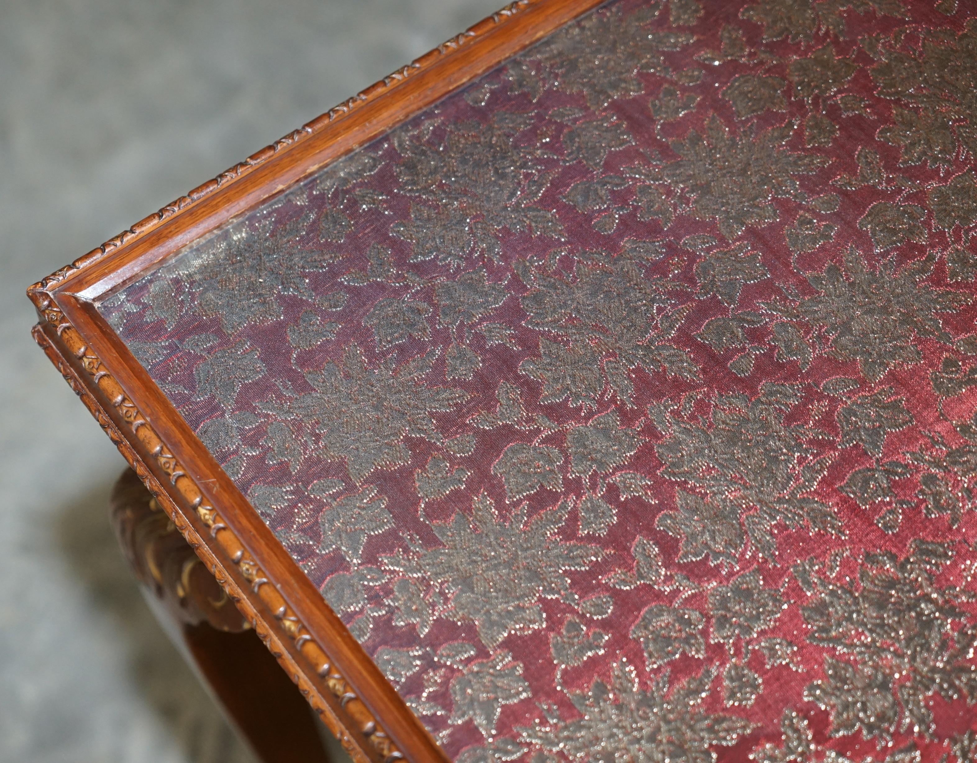 Table d'écriture vintage en bois dur avec dessus en verre brodé de soie