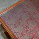 Table d'écriture vintage en bois dur avec dessus en verre brodé de soie