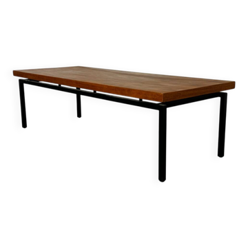 Table basse minimaliste en teck et acier, style moderniste du milieu du siècle, années 1960.