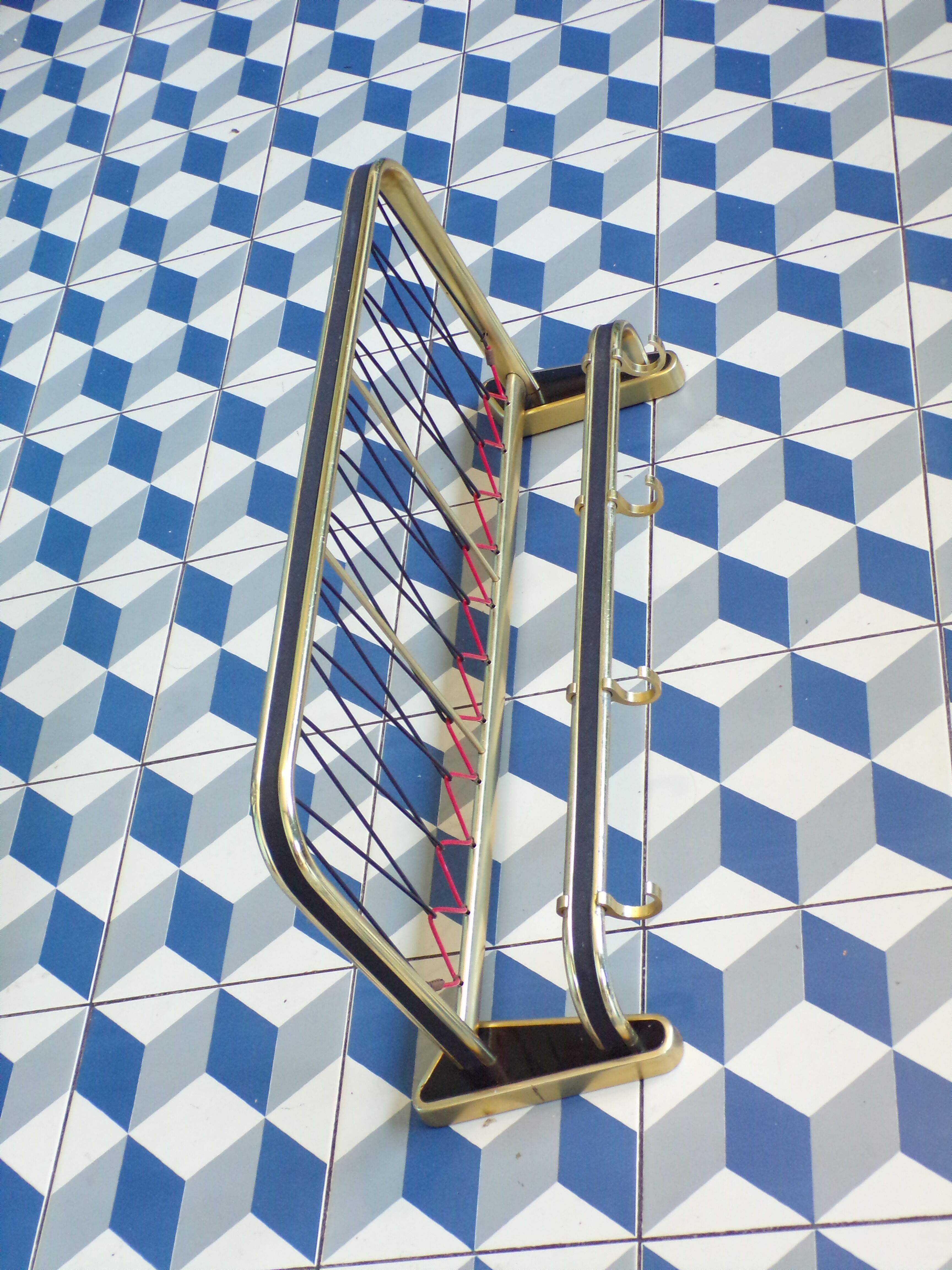 Coat rack like train rack