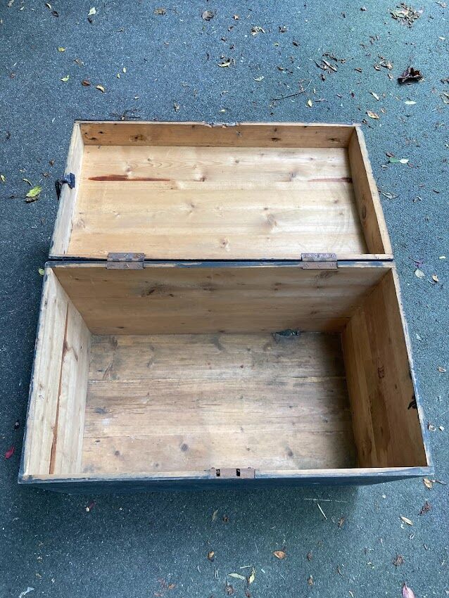 Wooden travel trunk