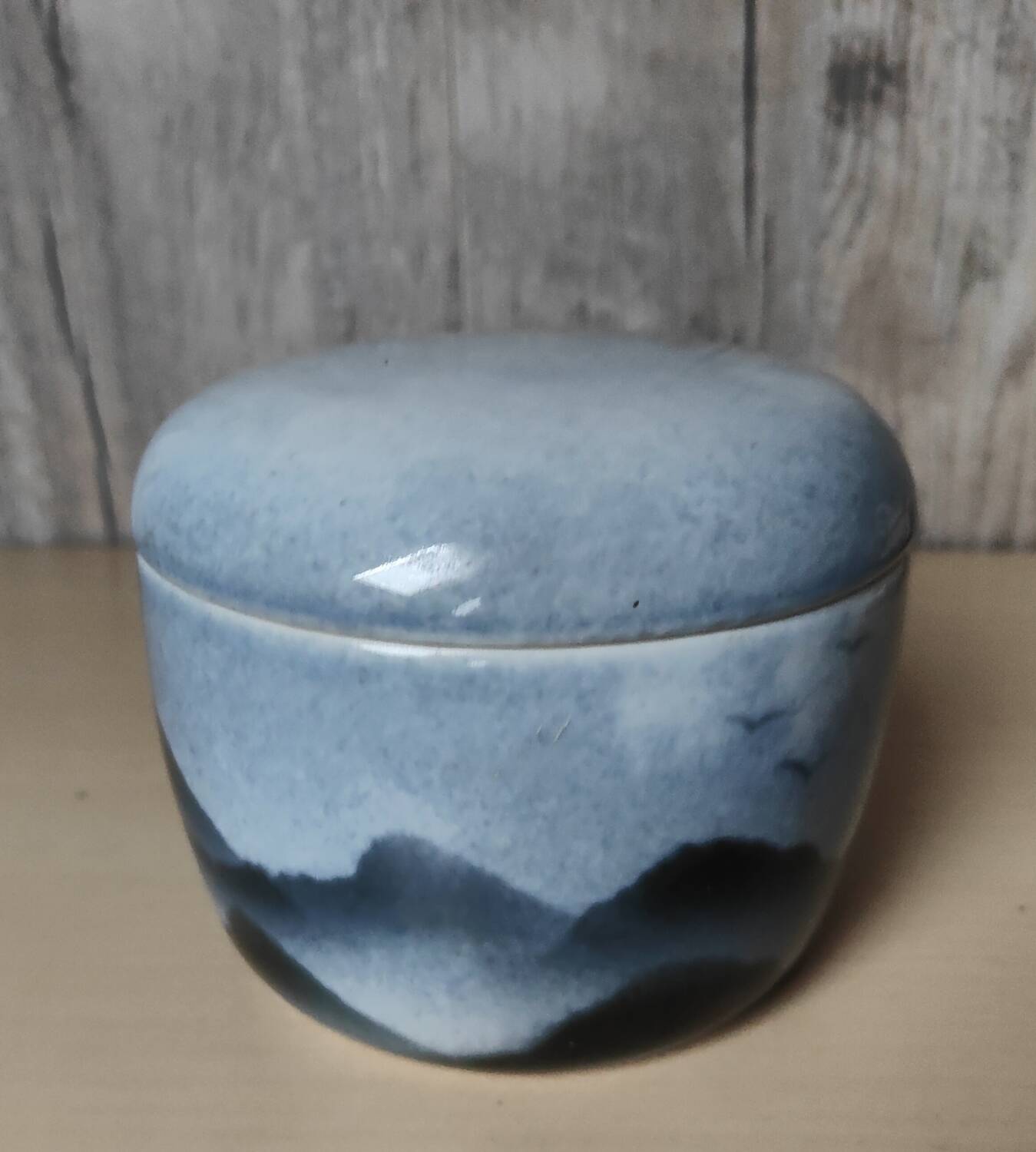 Blue covered pot with virebent