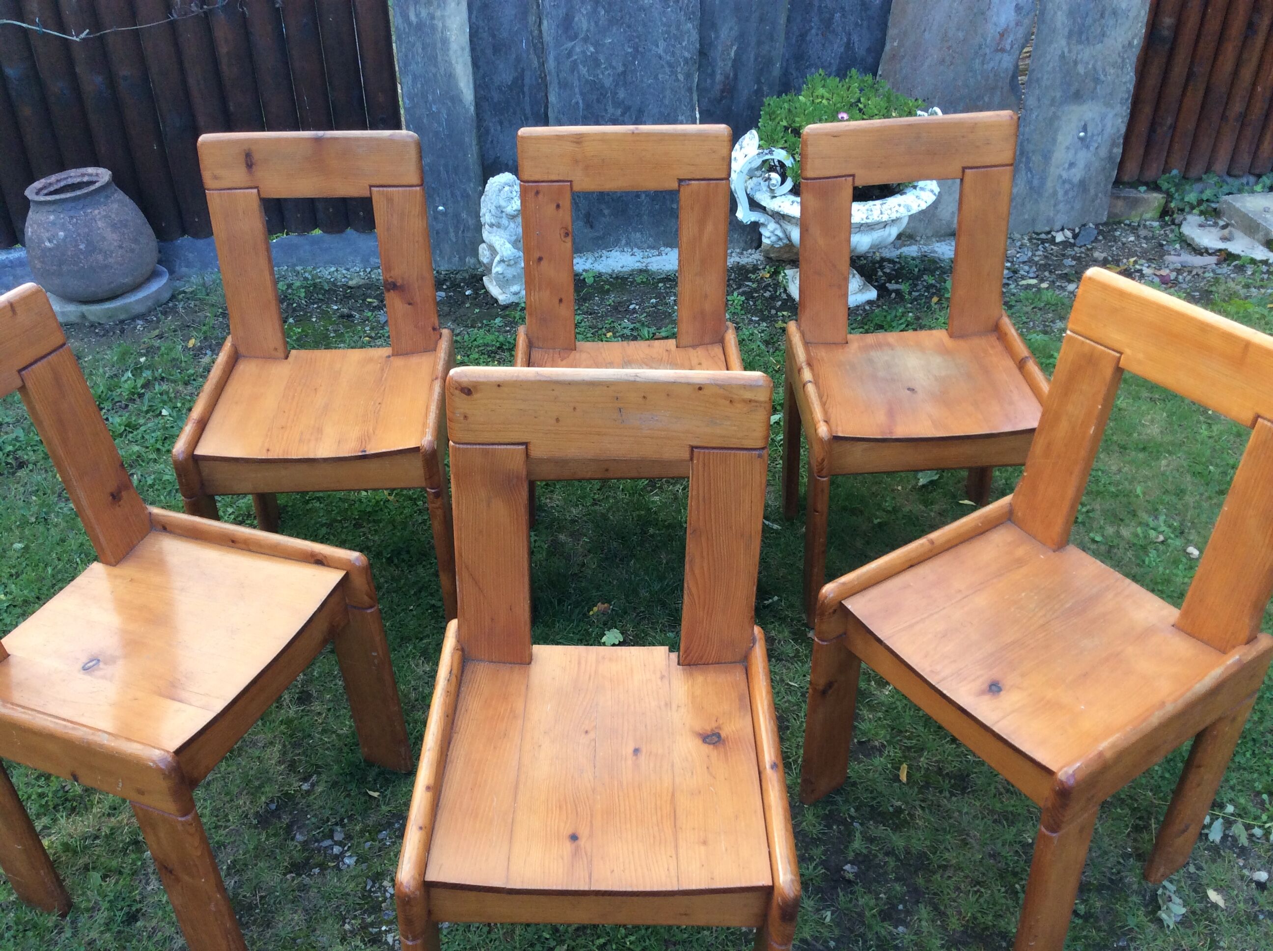 Set of 6 vintage chairs in solid pine.