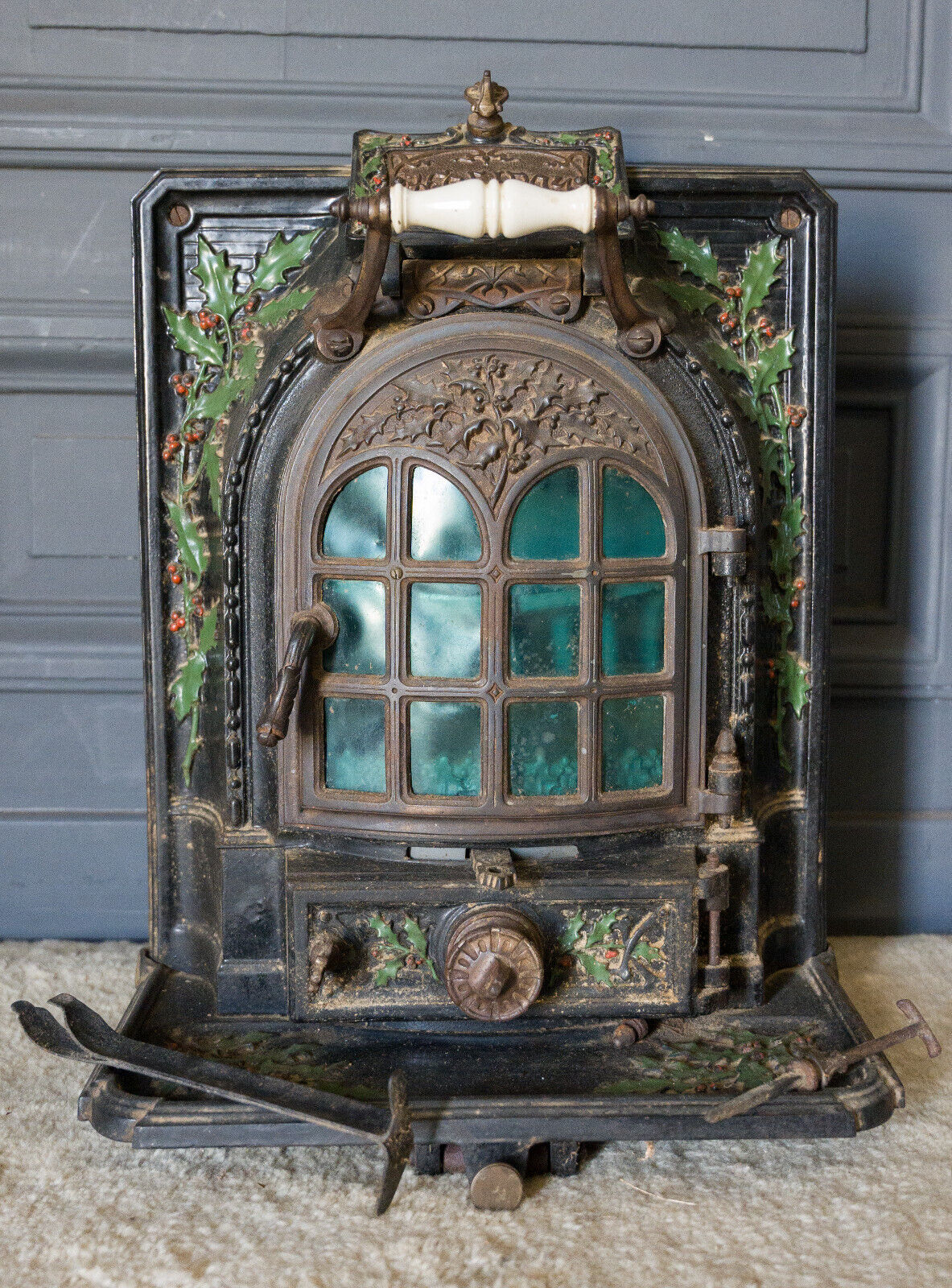 Cast iron stove Forges Fonderie Saint Nicolas brand Holiday Décor holly