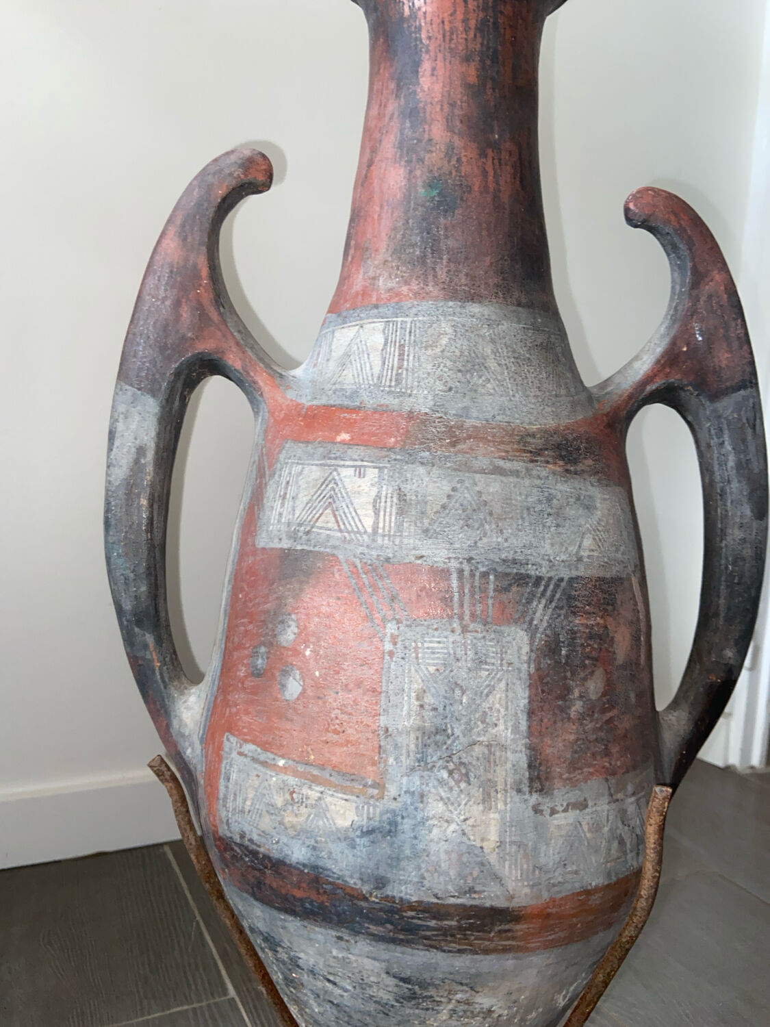Ancient Kabyle amphora in terracotta.