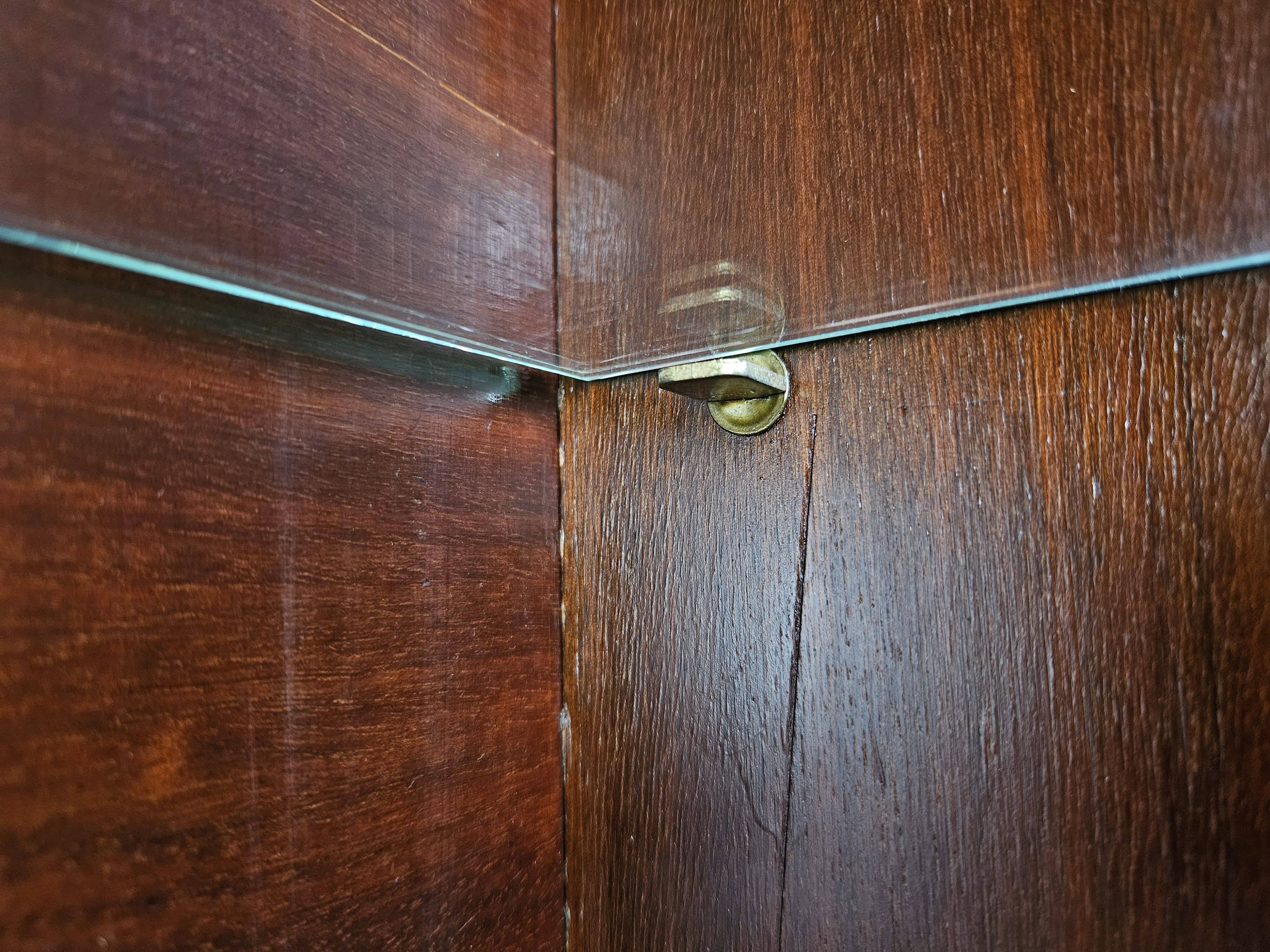 Vitrine Art Déco des années 1930 en noyer et racine de noyer