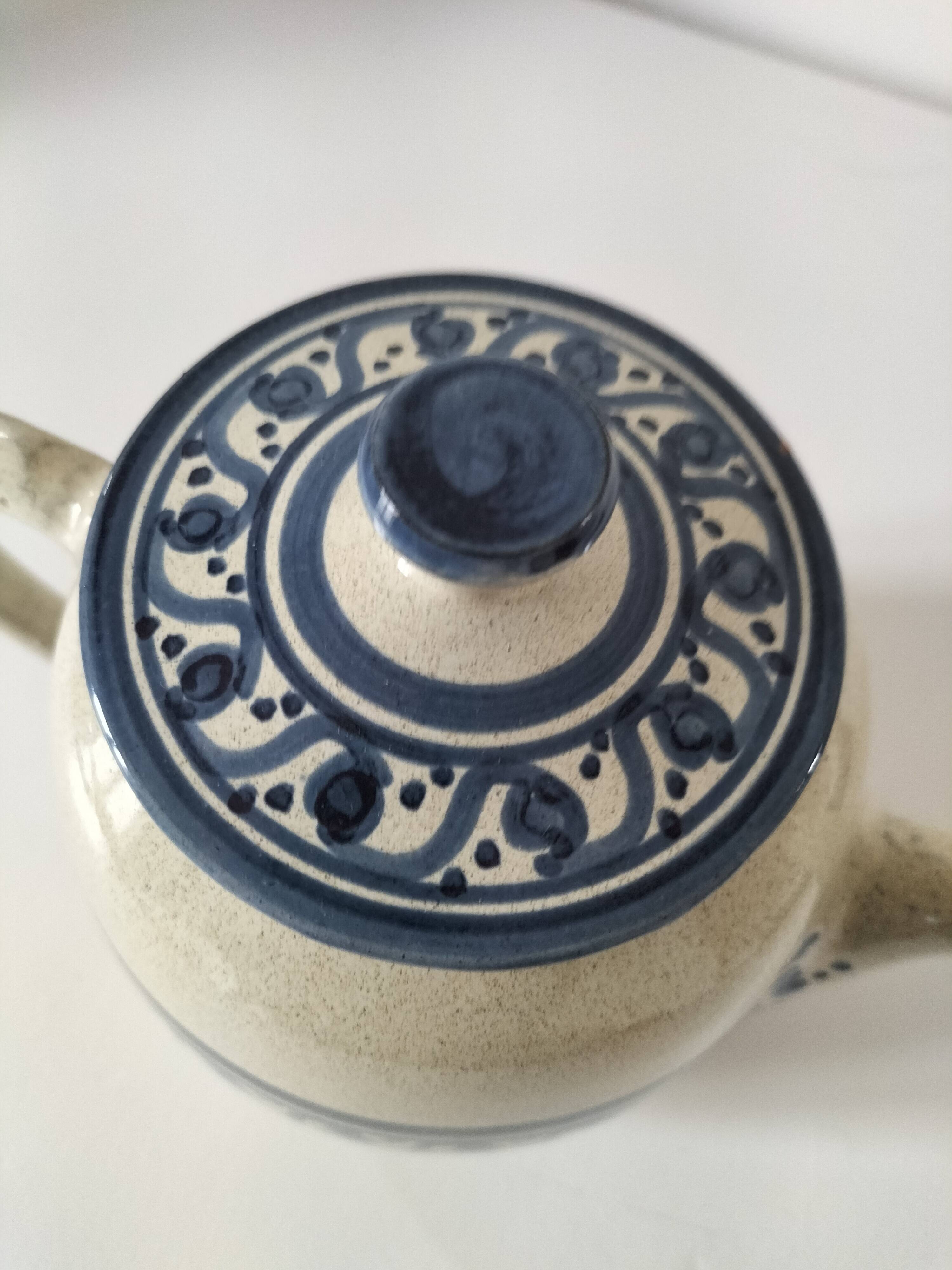 Théière artisanale grès beige moucheté et décor bleu