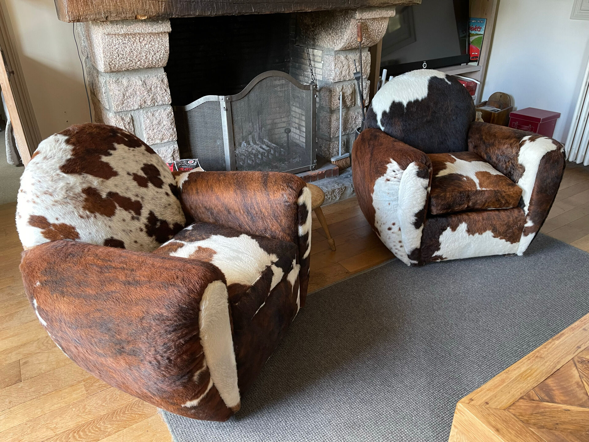 Fauteuils club en peau de vache