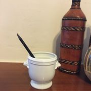 Cache pot moutardier ou saucière en porcelaine blanche