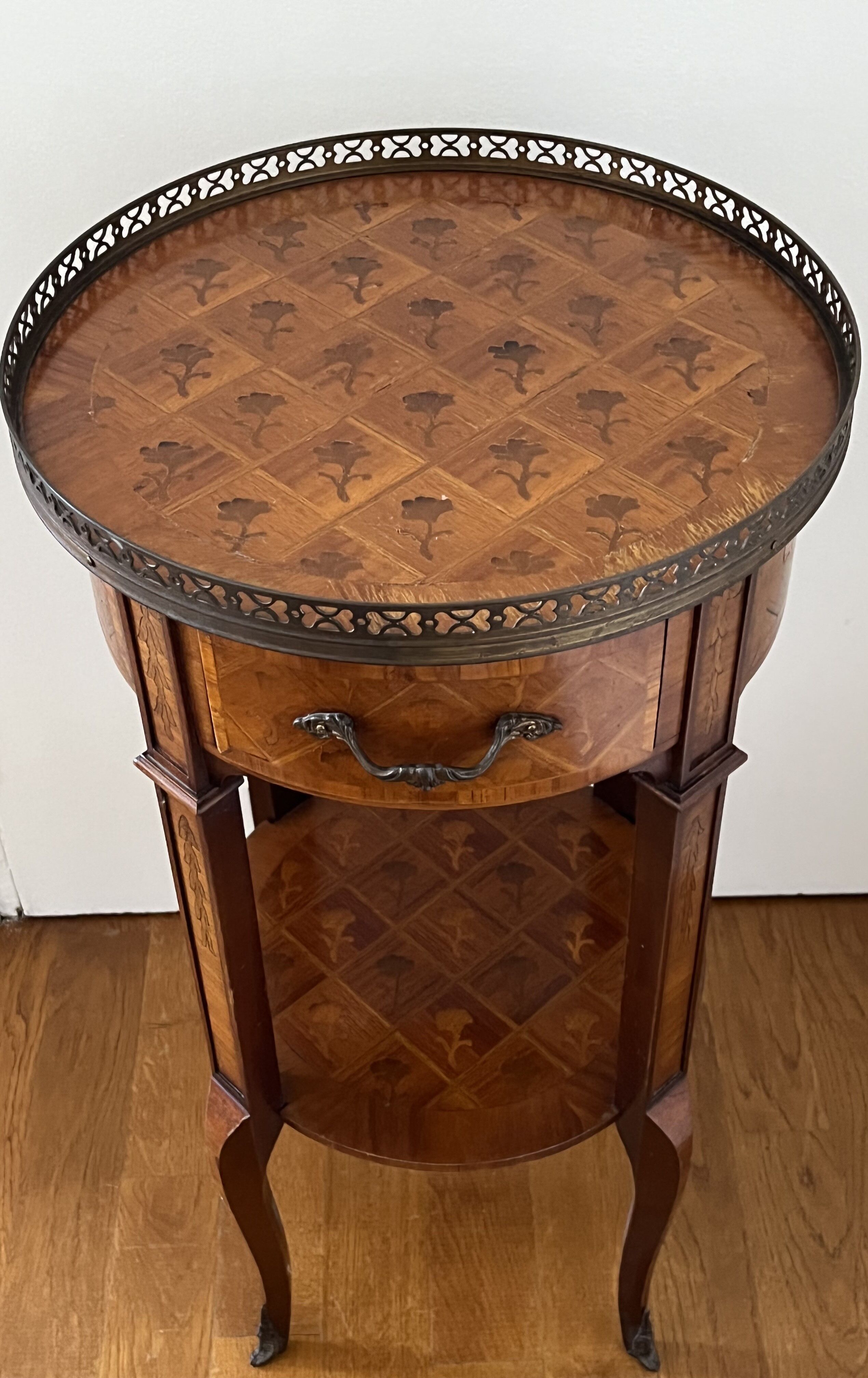 Table de chevet en marqueterie de bois