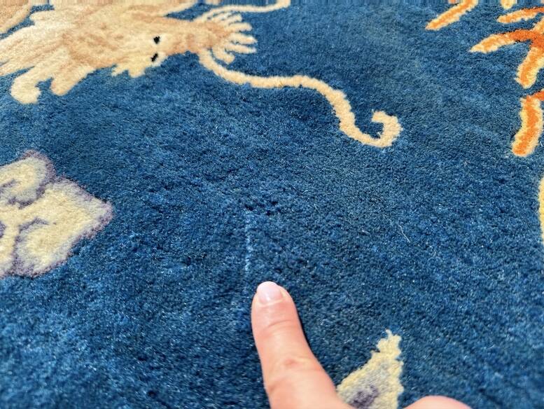 Chinese rug with dragon decoration. 230x165 cm