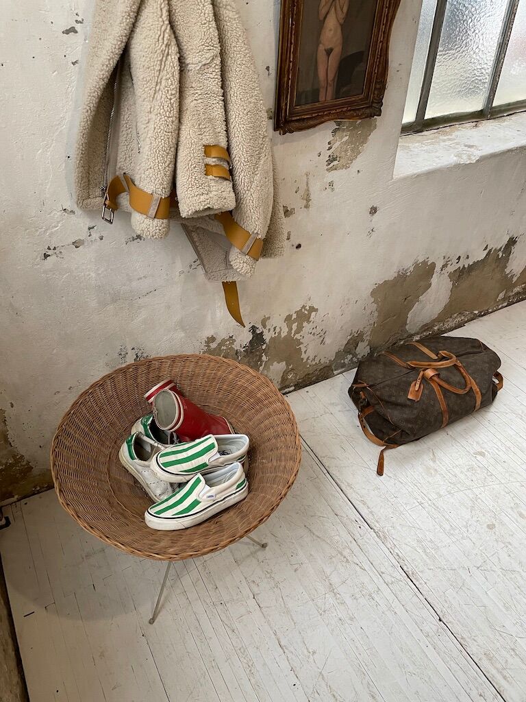 Wicker garden basket on tripod support