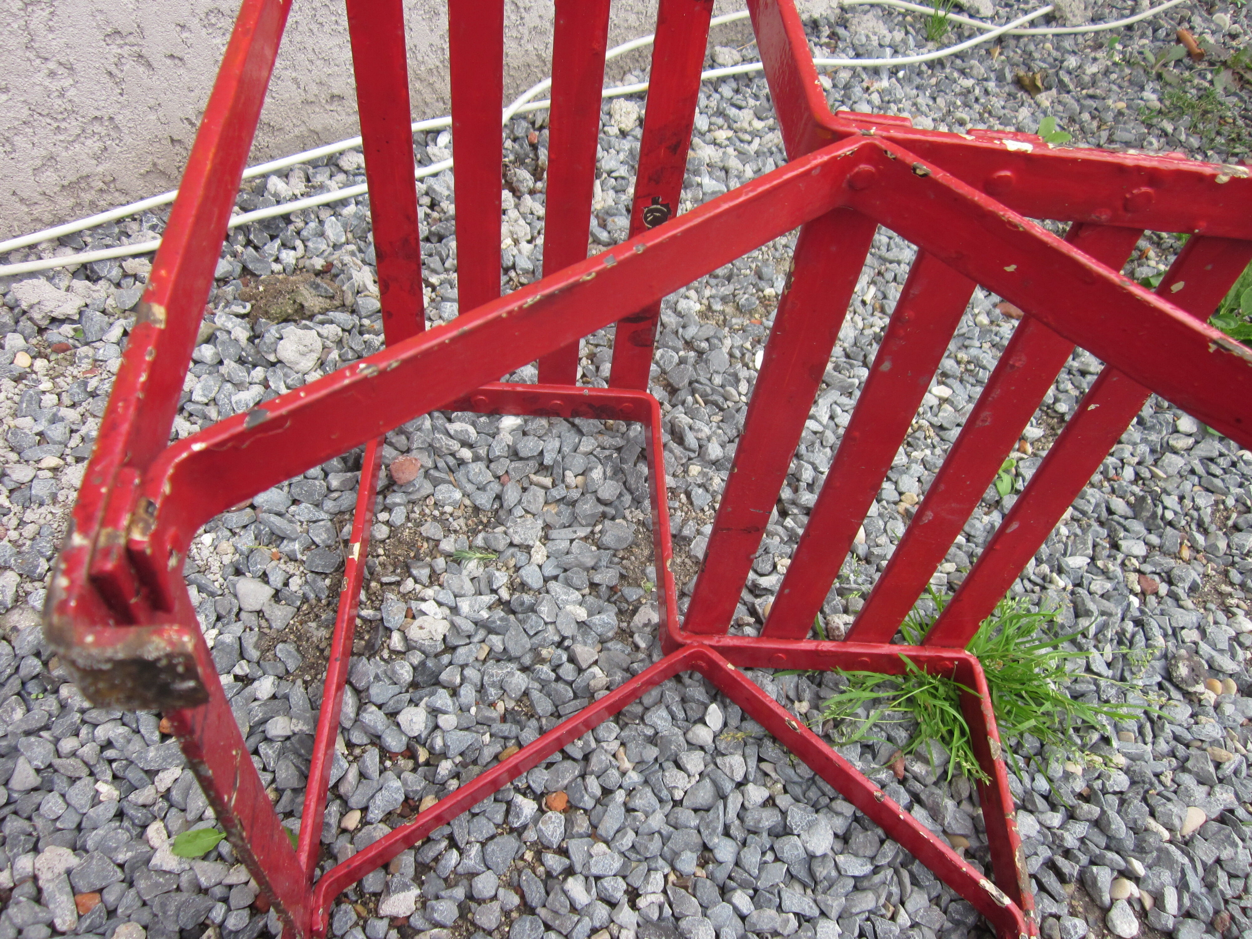 Rivetè metal plant door