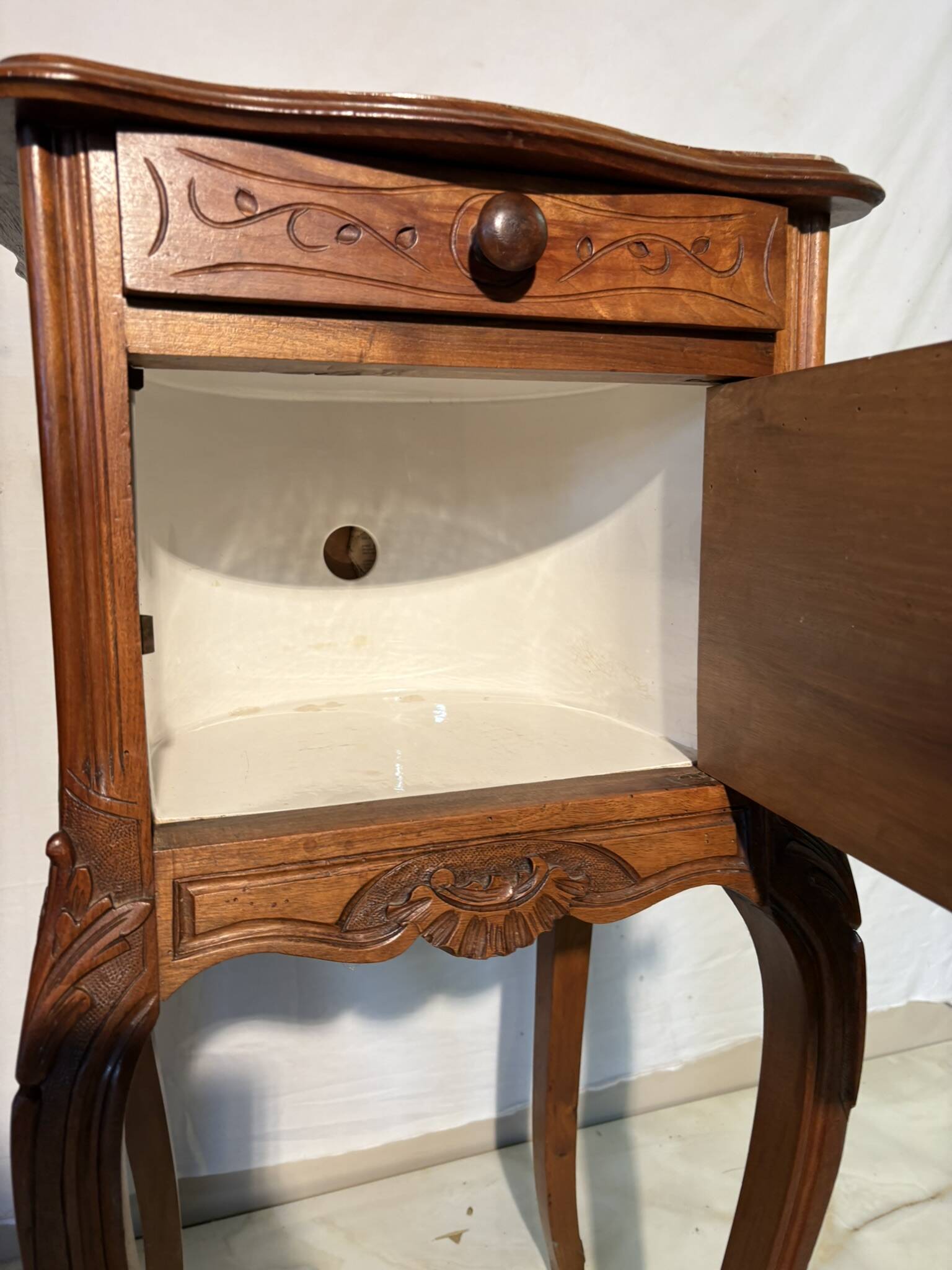 Pair of antique bedside tables with marble top and ceramic niche