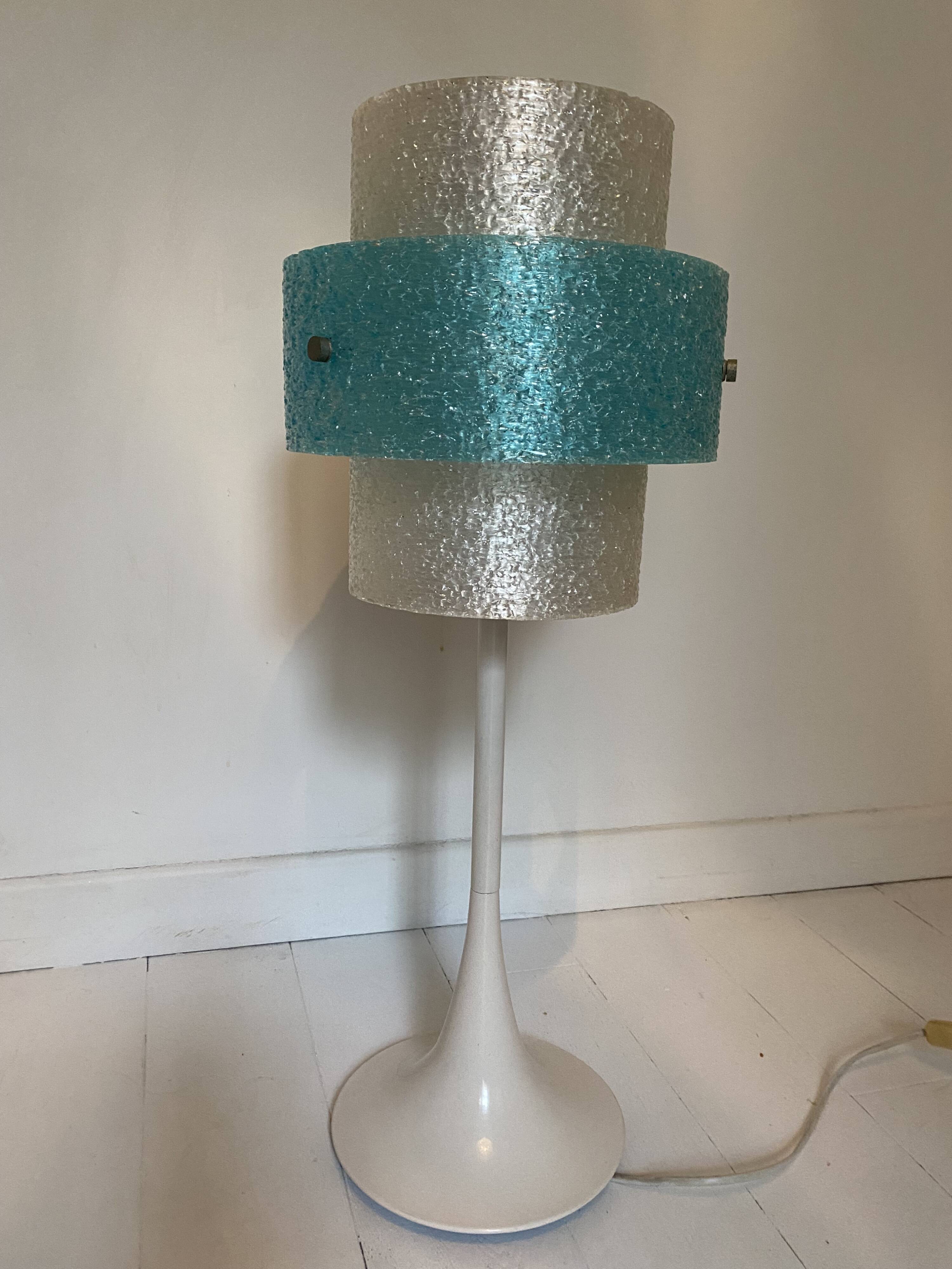 lampe vintage à pied tulipe en aluminium laqué blanc et abat jour en perspex. Marque Aluminor