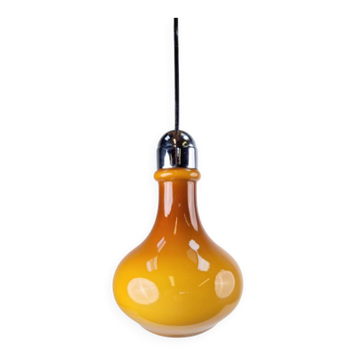 Suspension vintage scandinave en verre opale brun et chrome de Peill & Putzler, années 1960.