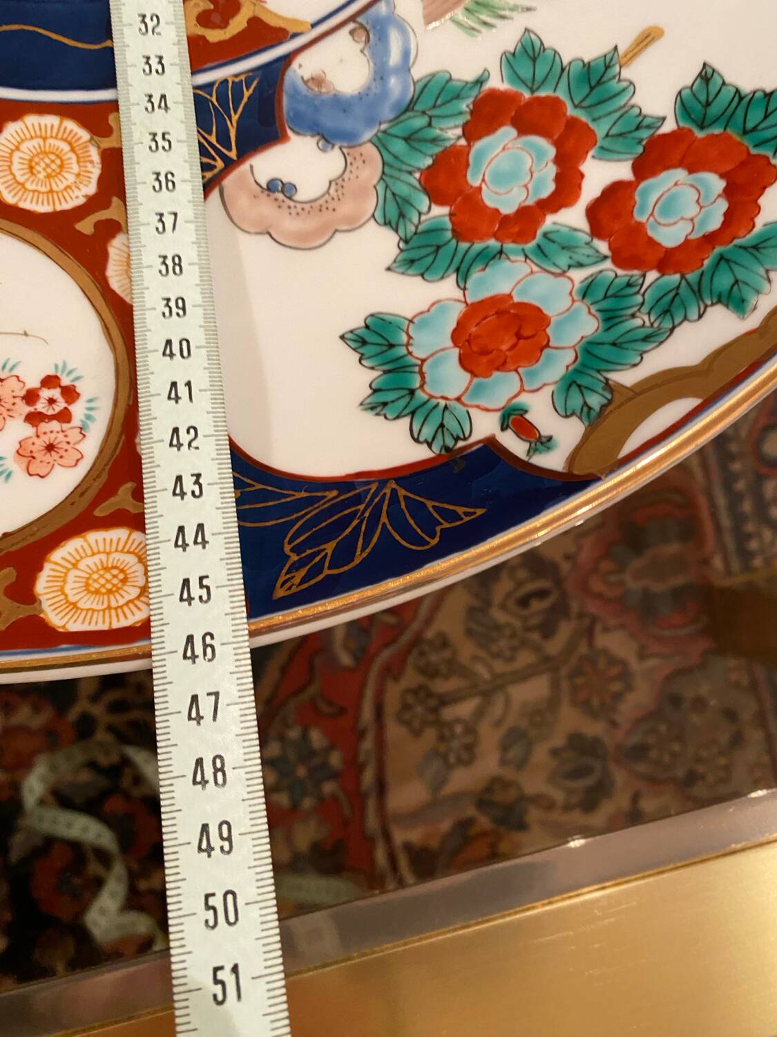 Pair of large Chinese porcelain dishes in Imari style, 20th century.