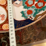 Pair of large Chinese porcelain dishes in Imari style, 20th century.